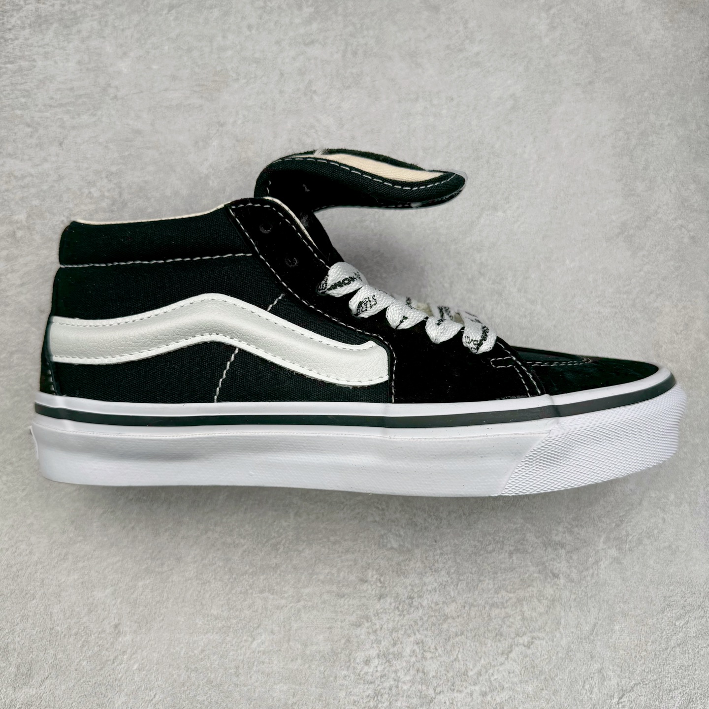 HommeGirls x Vans Sk8-Mid 时尚百搭中帮休闲硫化板鞋 Vans OTW又一新作来袭‼️ 鞋款采用Sk8-Mid为蓝本 搭配加粗的侧边条纹和外翻延伸的鞋舌以及加粗满印鞋带 注入时尚基因 质感在线 彰显联名特色 货号：VN000NBNCJK 黑色 货号：VN000NBN2VZ 白色 尺码：35 36 36.5 37 38 38.5 39 40 40.5 41 42 42.5 43 44 45-选品中心