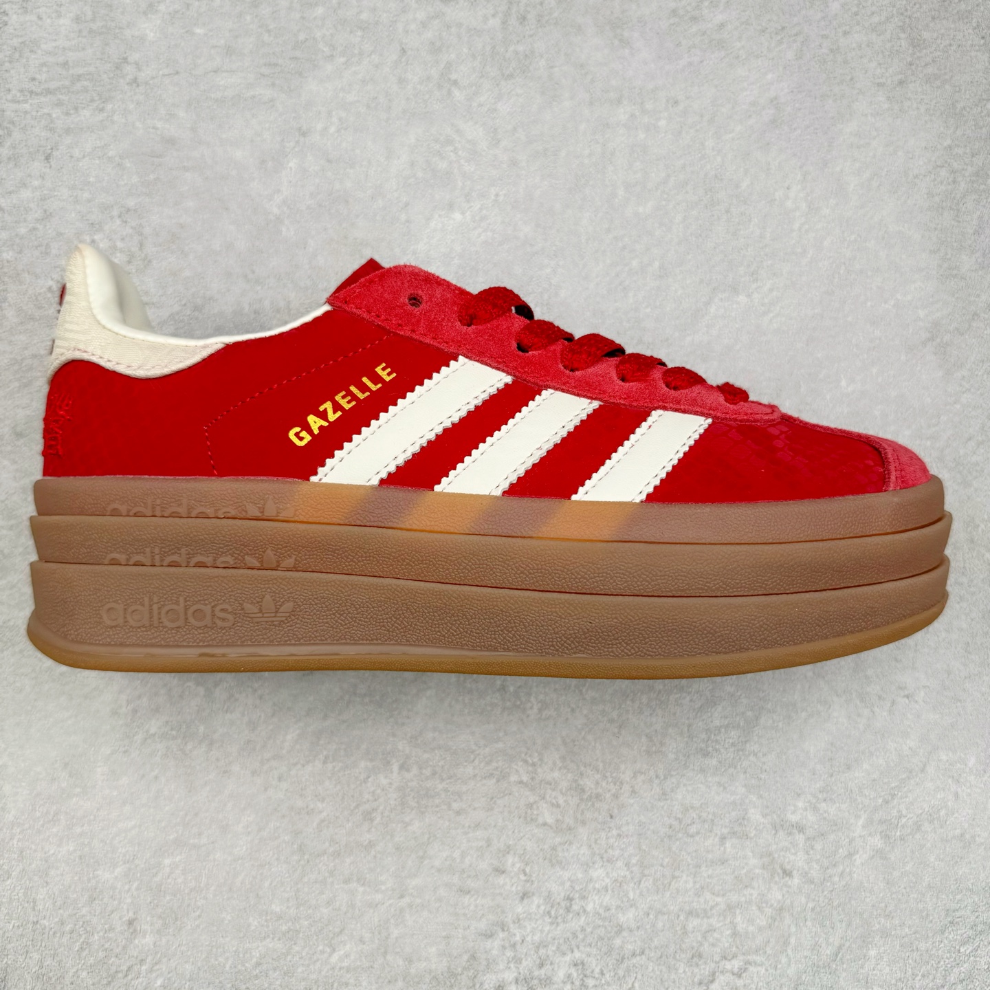 AD Originals Gazelle Bold W 羚羊松糕系列复古百搭厚底增高低帮休闲运动板鞋 JH7287 新的一年就要换新的打扮啦！除了设定变美、健身、减肥等目标外，你已经可以利用鞋子来“偷偷改善身材比例”的愿望了！ 因为有一句话。身高不够。鞋子来凑~赶快入手以下各大运动品牌最新推出的“厚底增高运动鞋”吧。 是最好穿最百搭的长腿神器。 重点是……不仅价格不错～鞋子也不错啊！Originals的Gazelle Bold鞋款打造出「超厚底版本」！延续流线鞋型、经典麂皮材质、白色三条线和侧面烫金标志的复古外型，奶油白鞋底高度直接乘3，出门搭上它，保证一路步步高升。尺码：36 36⅔ 37⅓ 38 38⅔ 39⅓ 40 40.5 41-选品中心