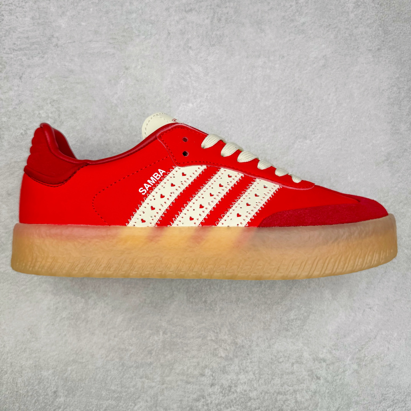 AD Samba XLG 桑巴舞加大厚底版系列德训风百搭松糕休闲运动板鞋生胶底 JQ5977 自Originals Samba成功借势Blokecore风潮一跃成为街头巷尾的焦点鞋款后,不论是围绕Samba本身打造的各式「变种版本」,还是以Samba为蓝本打造联名鞋款,都成为了时尚潮流人士日常穿搭首选。Samba XLG是adidas Originals不断扩展XLG系列的一部分,旨在与年轻文化相契合,迎合那些希望通过个性时尚表达自我而不愿牺牲舒适度的年轻群体。街头时尚领域的Gen Z特别偏爱宽松的穿着风格。Samba XLG针对这一点做了创新。它在延续Samba OG经典设计的基础上,迎合年轻群体的穿着习惯,重塑为宽大的鞋身比例轮廓以及加厚中底,让消费者轻松展示自己独特的风格。全新的Samba XLG系列不仅迎合了当下年轻群体的穿搭习惯,加宽了鞋身比例以及将中底进一步增厚,在视觉比例上更加饱满,同时还保留了经典Samba的细节,这样一来,鞋迷朋友在穿搭上不仅能更加个性化,而且还能延续一定的复古感受。尺码：36 36⅔ 37⅓ 38 38⅔ 39⅓ 40 40⅔ 41⅓ 42 42⅔ 43⅓ 44 45-选品中心