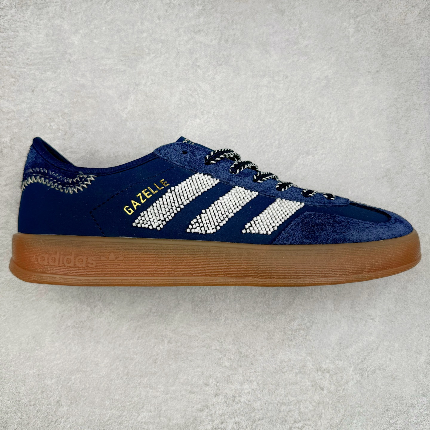 ＃HP纯原 AD Original Gazelle Trainers 瞪羚室内鞋系列低帮复古百搭休闲运动德训风板鞋 IH3725 高端零售特供批次 原厂定制长毛翻毛皮组合环保纤维革鞋面材质 内置环保海玻璃鞋垫 外置RB橡胶大底 产品品控稳定性领先行业 原厂全套原楦原纸板冲刀磨具开发 原厂皮料加持 原厂港宝加持定型后跟R度完美 将复古进行到底 简约流畅 三十年不变经典 这款Gazelle运动鞋 无论面料、配色、质感或设计 都只在重现其1991年原款的经典 皮革鞋面 撞色三条纹和鞋跟标的设计 力求呈现90年代的经典复古风潮 Samba火热的同时 也带动了其它的复古鞋型 Gazelle便是其中一只 Gazelle Indoor拥有包边更宽的T字型鞋头 更好的保护运动员的前掌 浓浓的复古氛围感 非常适合现在流行的Cleanfit风格 尺码：35.5 36 36⅔ 37⅓ 38 38⅔ 39⅓ 40 40⅔ 41⅓ 42 42⅔ 43⅓ 44 44⅔ 45-选品中心