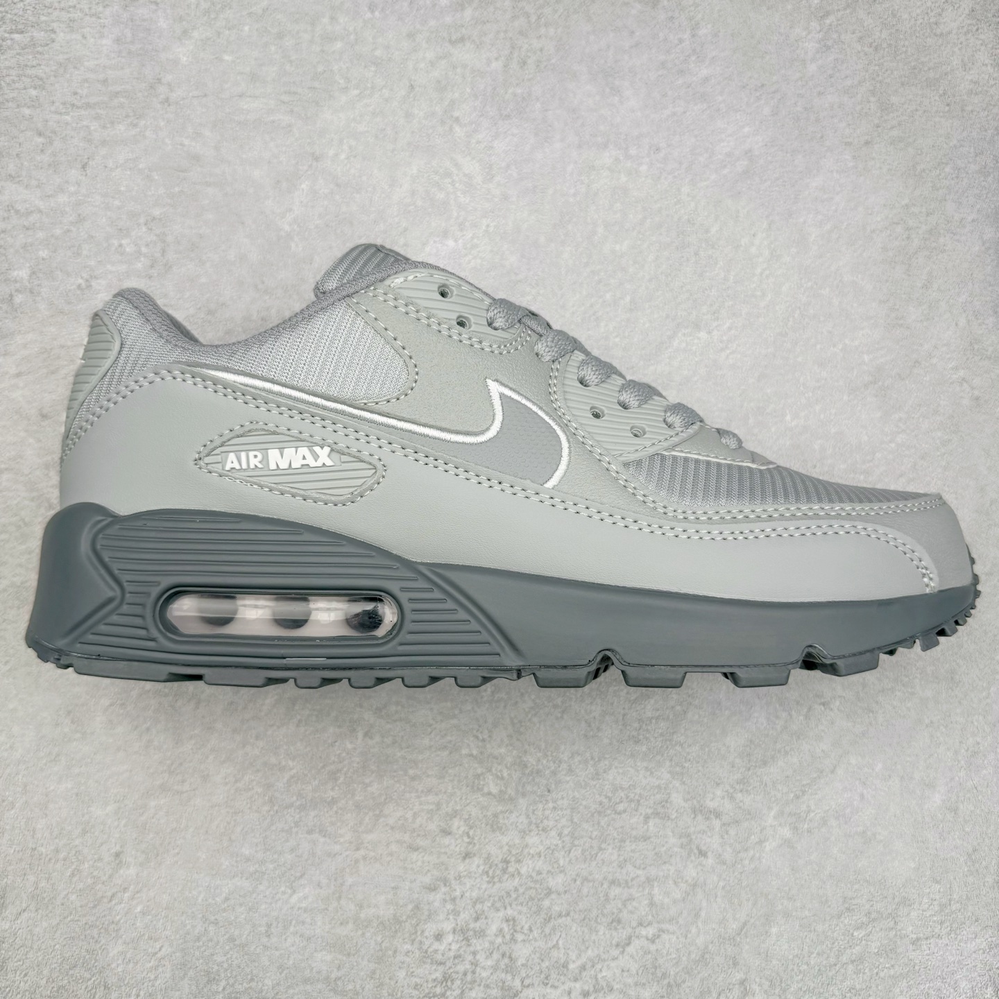 ＃MX版 NK Air MAX 90 气垫复古减震跑步鞋 FJ4218-002 经典重温 独家陆续补货 外单专供大厂出品 品质稳定 一百余色 终端操作 Air Max 90于1990年推出 来自Air Max系列 在Air Max 1的基础上改进而得 增加了气垫面积 外型上也更为流线 最特別的就是加入了菱纹塑胶嵌板 为Air Max 90增添了许多潮流气息 皮革鞋面 造就出色耐穿性和支撑力 Max Air缓震配置搭配泡棉中底 令Air Max 90轻盈而舒适 华夫格橡胶外底 铸就Air Max 90非凡的抓地力 而Air Max 90不仅是一双跑鞋 它成功跨越了时间的演进 成为了球鞋文化与潮流圈中最熟为人知的鞋款之一 尺码：36 36.5 37.5 38 38.5 39 40 40.5 41 42 42.5 43 44 44.5 45-选品中心