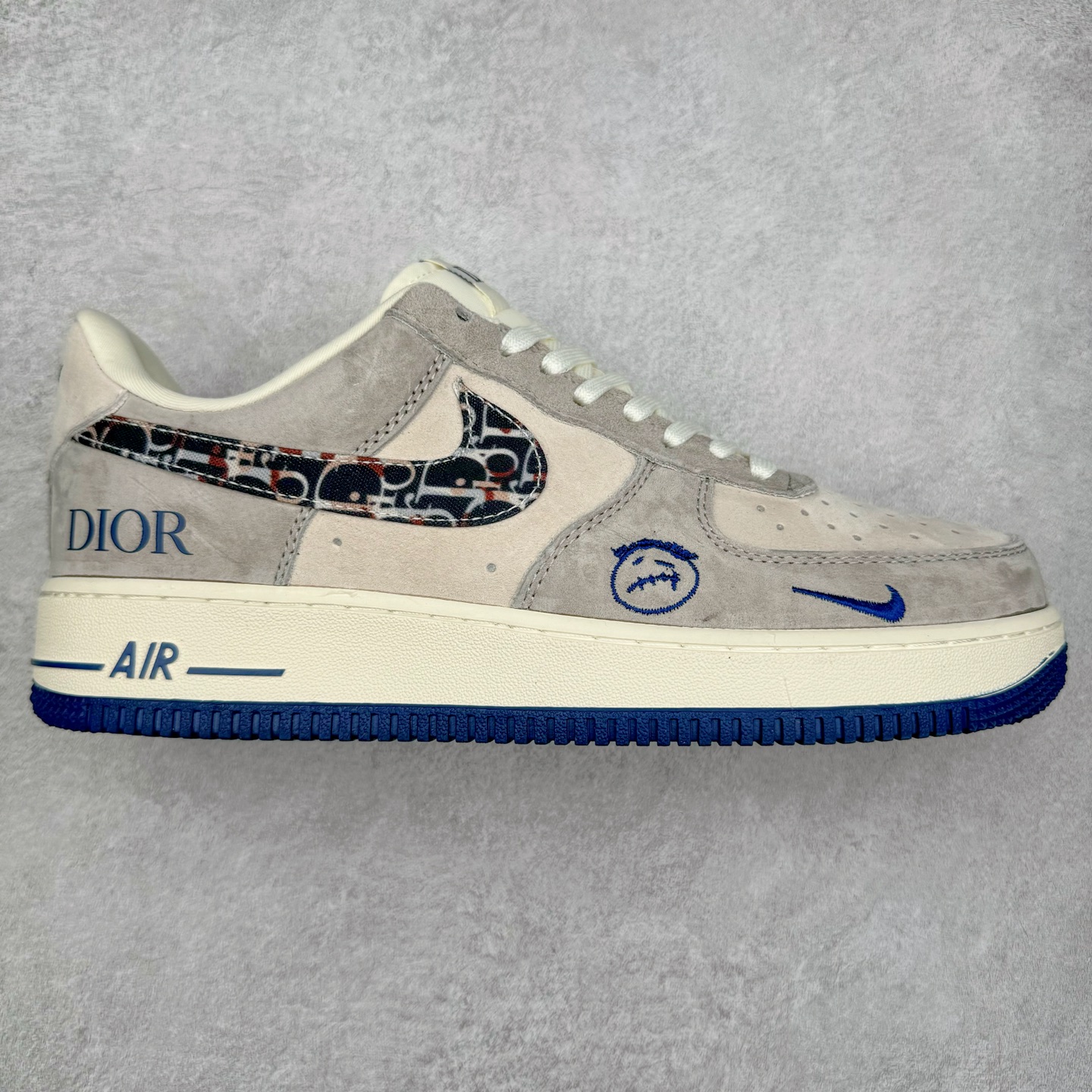 NK Air Force 1´07 Low 空军一号低帮百搭休闲运动板鞋 KK1988-044 柔软、弹性十足的缓震性能和出色的中底设计 横跨复古与现代的外型结合 造就出风靡全球 三十多年的Force 1 直到今天还深受青睐 尺码：36 36.5 37.5 38 38.5 39 40 40.5 41 42 42.5 43 44 44.5 45-选品中心