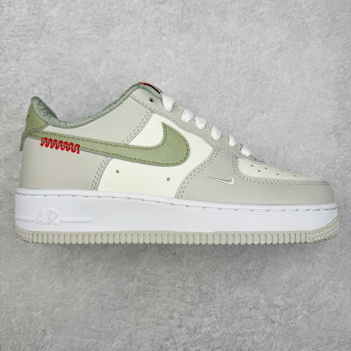 NK Air Force 1´07 Low 空军一号低帮百搭休闲运动板鞋 柔软、弹性十足的缓震性能和出色的中底设计 横跨复古与现代的外型结合 造就出风靡全球 三十多年的Force 1 直到今天还深受青睐 尺码:36 36.5 37.5 38 38.5 39 40 40.5 41 42 42.5 43 44 44.5 45-选品中心