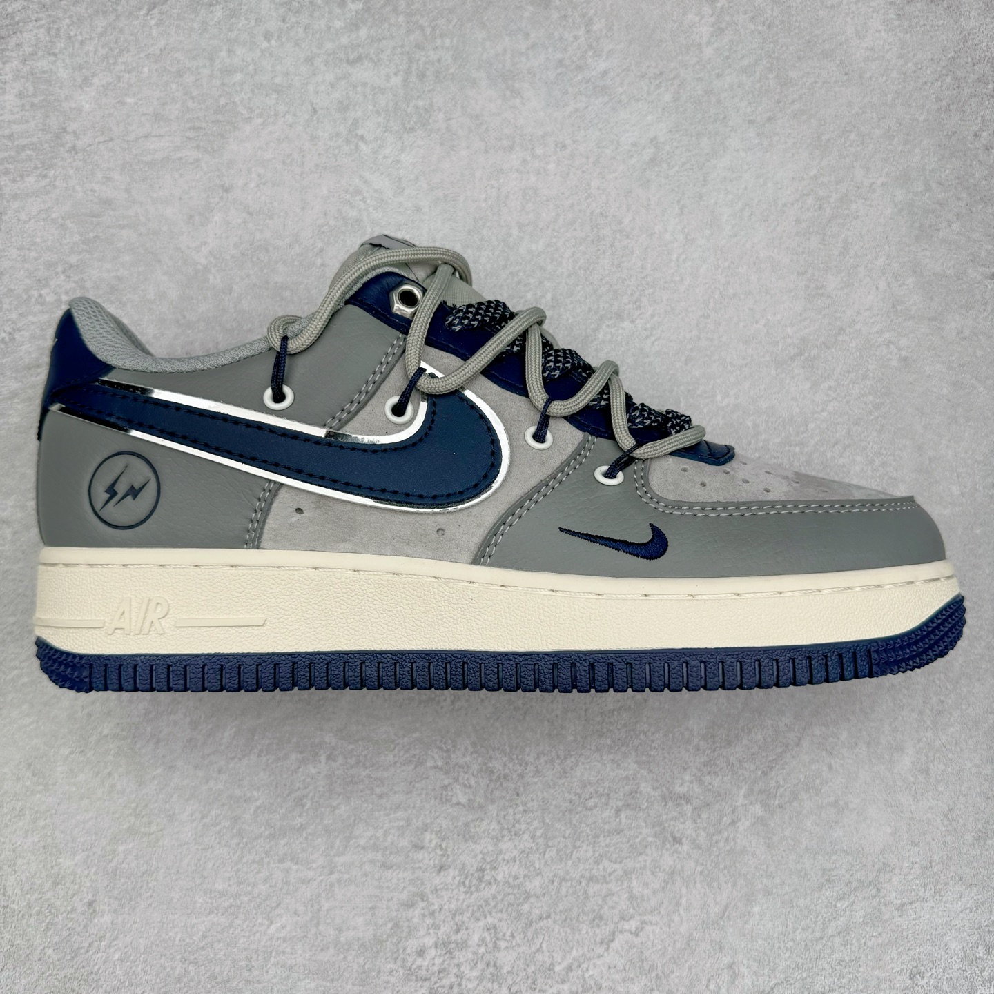 NK Air Force 1´07 Low 空军一号低帮百搭休闲运动板鞋 SJ1198-111 柔软、弹性十足的缓震性能和出色的中底设计 横跨复古与现代的外型结合 造就出风靡全球 三十多年的Force 1 直到今天还深受青睐 尺码：36 36.5 37.5 38 38.5 39 40 40.5 41 42 42.5 43 44 44.5 45-选品中心