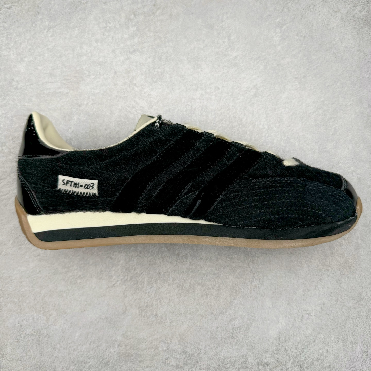 Song for the Mute x AD Originals SFTM-003 联名款复古慢跑鞋 Originals与时装品牌Song for the Mute即将迎来第三个合作系列 这个系列主打的也是怀旧的氛围 采用了Country OG这个诞生于上世纪70年代的鞋款 尼龙和绒面革的梦幻拼接 低调而富有质感 呈现SFTM一贯的面料美学 三款不同风格的配色 亮点十足的斑点鞋带 体现怀旧主义和前卫设计无缝交织 鞋款采用了低帮的造型 方便日常穿着 同时对于外底做了处理 皮革材质和尼龙布材质的组合也更具是时代感 尺码：36 36.5 37 38 38.5 39 40 40.5 41 42 42.5 43 44 44.5 45-选品中心