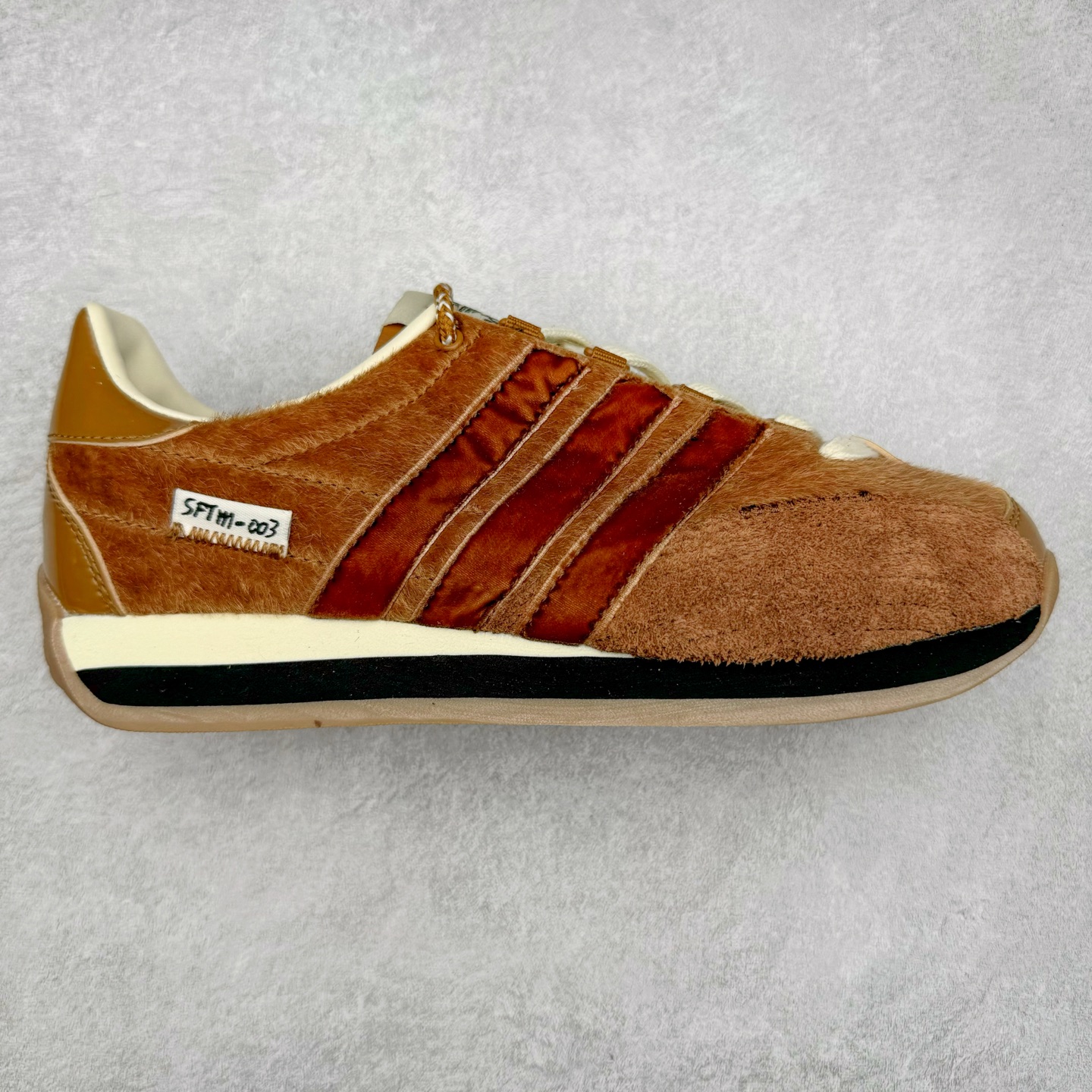 Song for the Mute x AD Originals SFTM-003 联名款复古慢跑鞋 Originals与时装品牌Song for the Mute即将迎来第三个合作系列 这个系列主打的也是怀旧的氛围 采用了Country OG这个诞生于上世纪70年代的鞋款 尼龙和绒面革的梦幻拼接 低调而富有质感 呈现SFTM一贯的面料美学 三款不同风格的配色 亮点十足的斑点鞋带 体现怀旧主义和前卫设计无缝交织 鞋款采用了低帮的造型 方便日常穿着 同时对于外底做了处理 皮革材质和尼龙布材质的组合也更具是时代感 尺码：36 36.5 37 38 38.5 39 40 40.5 41 42 42.5 43 44 44.5 45-选品中心