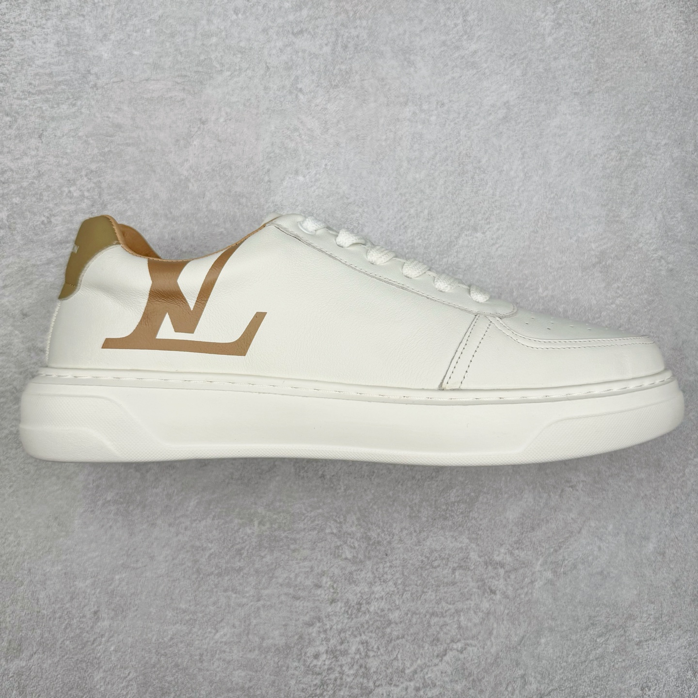 Louis vuitton Trainer Sneaker Low LV休闲运动文化百搭篮球板鞋 广东大厂品质 舒适轻泡大底和百搭性霸屏整个时尚娱乐圈,细节调整完美主义!鞋面采用进口头层小牛皮,独家开模轻泡大底, 侧边采用3D打印标志性Logo 尽显贵族时尚气息,台湾进口小牛皮挂皮内里,配带正品全套包装 尺码:38 39 40 41 42 43 44-选品中心