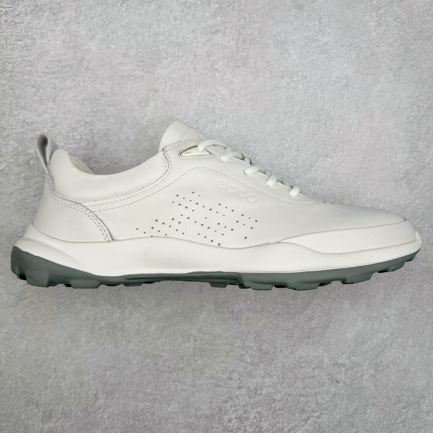 ECCO爱步男鞋真皮四季鞋 健步系列运动鞋休闲跑步鞋 脚感轻便舒适 面料ECCO家族工艺牛皮 鞋面开孔结构设计增强透气性 E-DTS混合大底科技 耐磨 防滑 轻便 兼顾透气性和包裹性 带来全方位透气脚感 PU+橡胶发泡组合轻盈鞋底具有良好的缓震性能 脚感极佳 轻盈无压力 尺码：38 39 40 41 42 43 44（皮鞋码）-选品中心