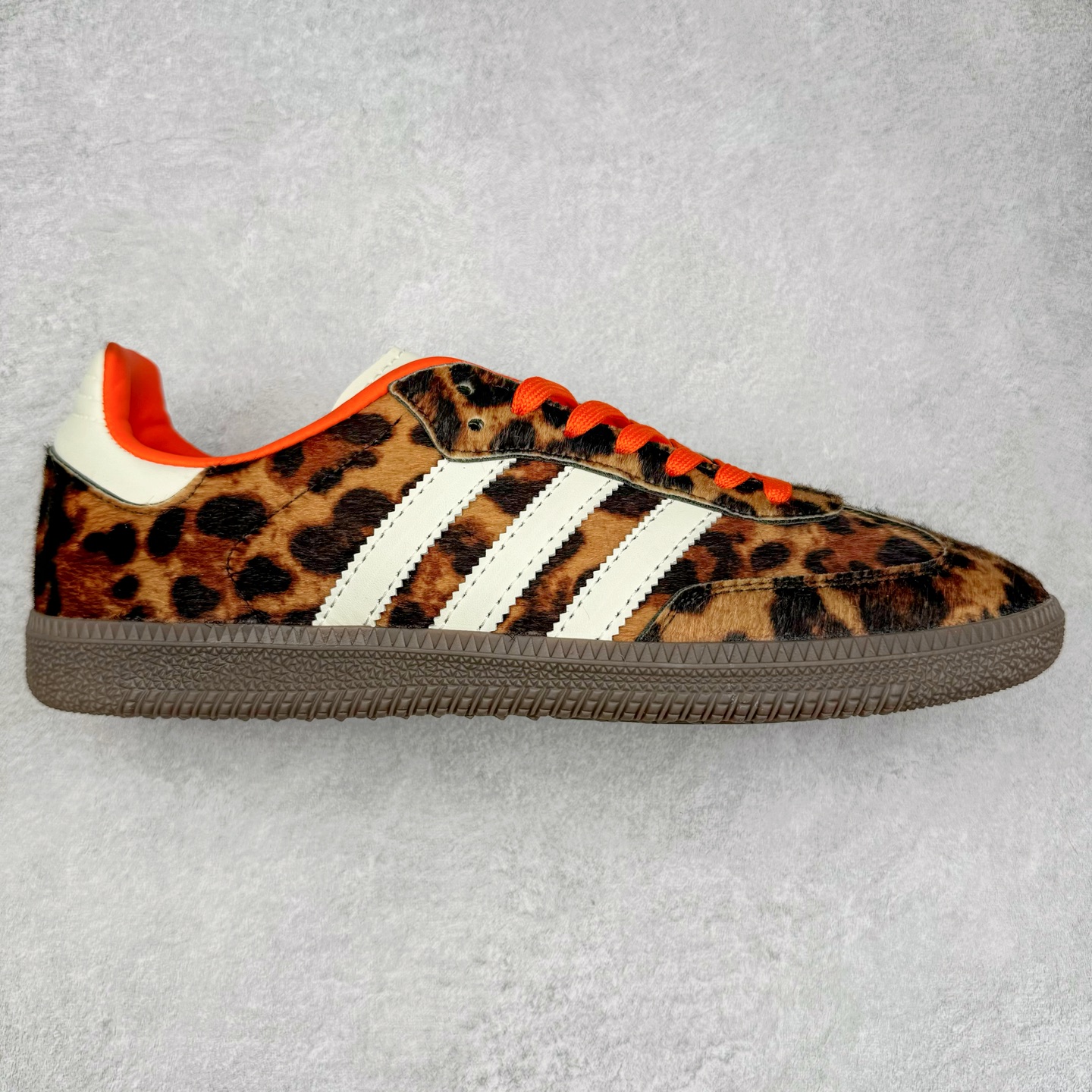 AD Original Samba OG 复古经典轻便板鞋 JI2734 这款桑巴鞋展示了高质量的工艺 带有装饰的超锁缝制和无缝的手感 柔软、柔软的皮革造型和标志性的3条纹完成了精致的外观 正规合身鞋带 鞋面上有绒面鞋垫 橡胶鞋底 享受正畸套筒软感 自50年代首次亮相以来就一直在赢得粉丝的青睐 尺码：36 36.5 37.5 38 38.5 39 40 40.5 41 42 42.5 43 44 44.5 45-选品中心