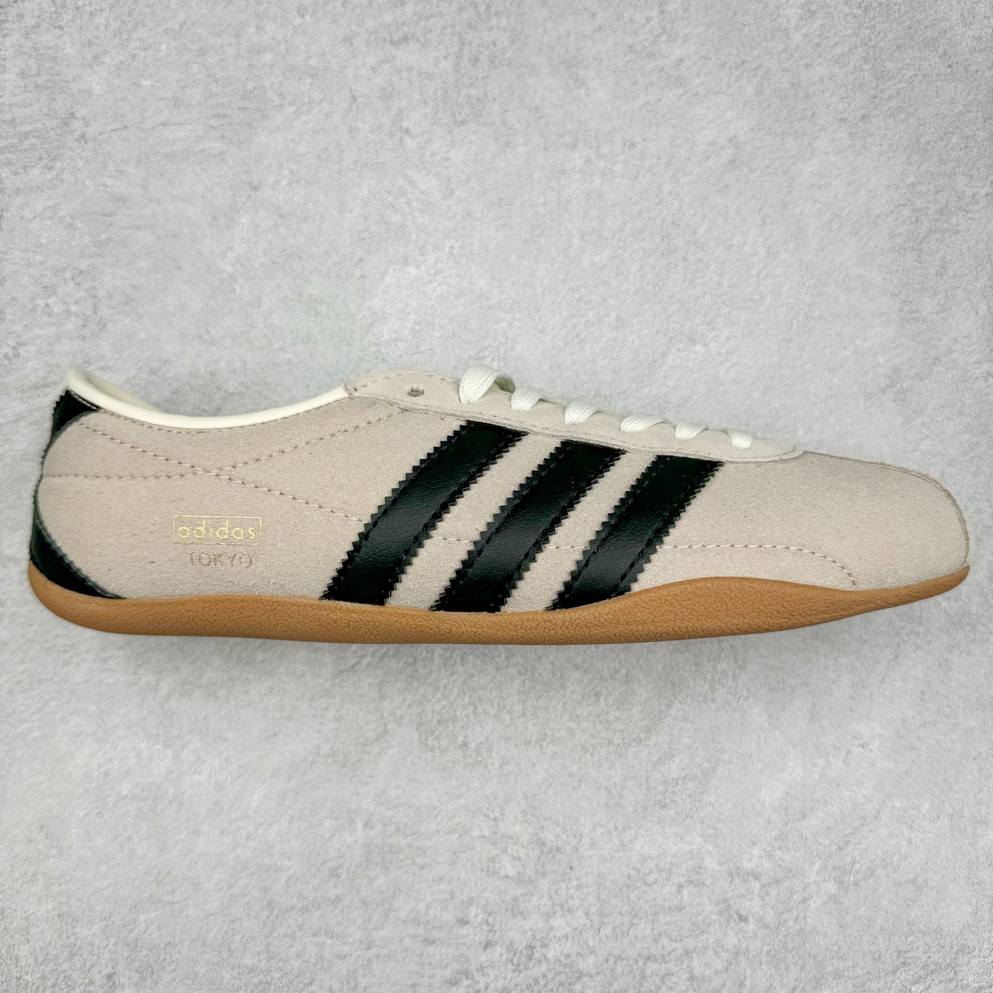 AD Originals Tokyo 东京限定系列复古百搭薄底德训风低帮休闲运动T头鞋 JI0182 ORIGINALS 挖掘复古运动基因，文 将经典与现代完美融合，推出薄底鞋系列，引起潮流趋势。此次COSTS带来的是ADIDAS ORIGINALS TOKYO系列黑白两款百搭配色，鞋款鞋面舒适贴合脚面， 同时采用柔软材质，穿着轻便舒适；中底缓震性能，鞋底有一定弹性，日常穿搭舒适且防滑。尺码：35⅔ 36 36⅔ 37⅓ 38 38⅔ 39⅓ 40 40⅔ 41⅓ 42 42⅔ 43⅓ 44 45-选品中心