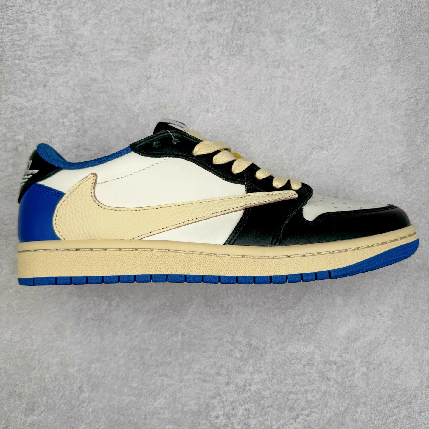 ＃DT同源福利回馈 Travis Scott x Fragment Design x Air Jordan AJ1 Low OG SP 三方联名闪电倒钩2.0低帮 白蓝黑 DM7866-140 头层皮料加持 DT同源全套原纸板楦头开发 确保原汁原味 完美呈现倒钩版型 原档案转印油墨一体 一码一磨具拒绝假半码 此版本只针对中端市场 皮料材质有所更替 其他数据细节工艺流程均保持一致 绝不口嗨 原盒原配 外盒透明胶套 内侧字体 工整带凹凸感 原厂拉帮工艺 针距密度一致 后跟弧度收口自然不对折 极致一眼正品既视感 进口玻璃冲刀皮料裁剪零毛边 承诺百分百一致原鞋 全鞋电脑针车工艺 进口港宝加持 后跟自然饱满 全鞋荧光划线卡点 追求极致完美 每一双都是工艺品 多重QC质检 超越公司货的品控标准 尺码：36 36.5 37.5 38 38.5 39 40 40.5 41 42 42.5 43 44 44.5 45 46 47.5-选品中心