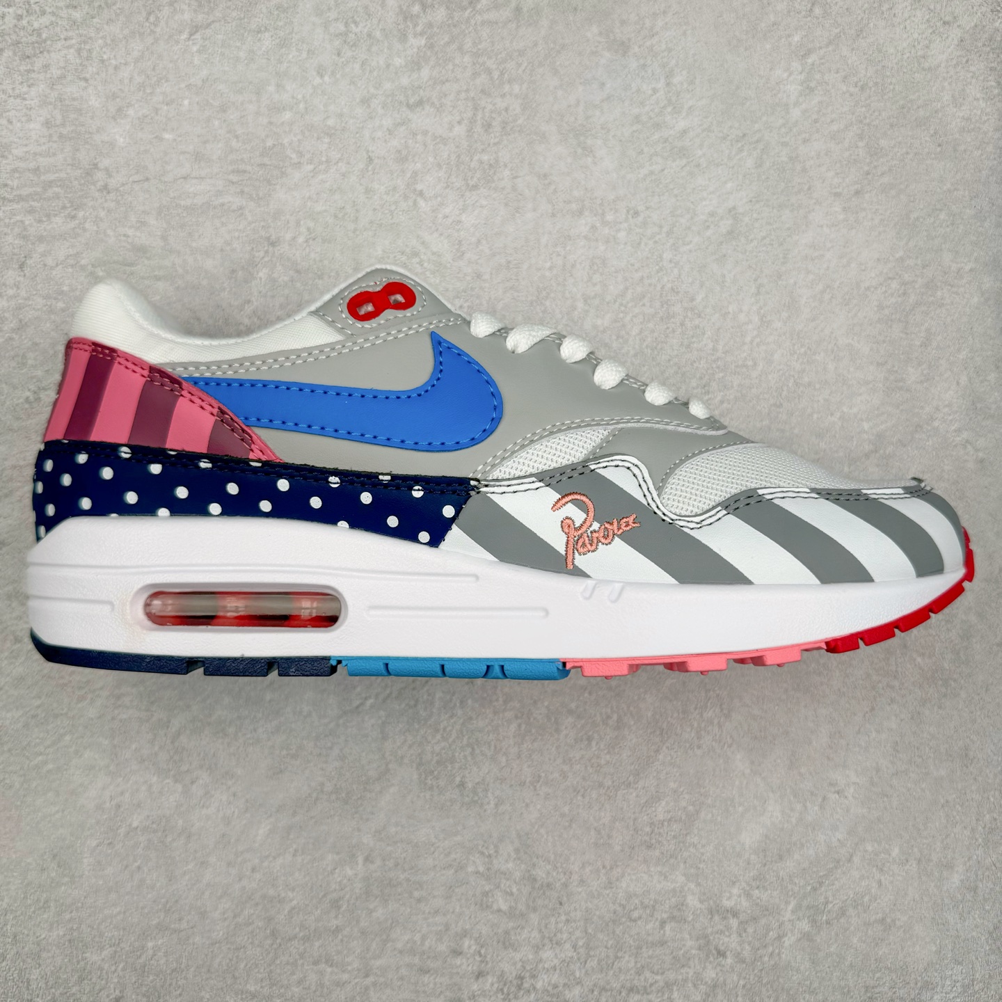 NK Air Max 1 初代复古气垫慢跑鞋 AT3057-100 由Tinker Hatfeld和Mark Parker在1987年设计 灵感来自于巴黎蓬皮杜中心 在参观了蓬皮杜中心之后提出了Air Max的标志性开窗可视气垫的理念 并将其实际开发成功 是NK史上第一双可视气垫跑鞋 凭借着Air Max气垫带来的舒适脚感和鞋面面料上的不断精进才使得Air Max 1在现如今都是复古慢跑鞋的首选 深厚的历史渊源 独特的流线形设计 极为复古的外观使得它深受鞋迷的喜爱 尺码：36 36.5 37.5 38 38.5 39 40 40.5 41 42 42.5 43 44 44.5 45-选品中心