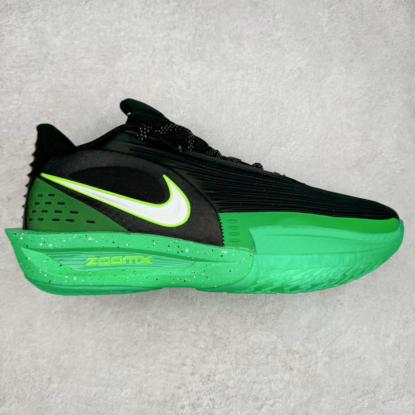 NK G.T. Cut 3.0 EP GT3代实战篮球鞋 DJ6015-030 该鞋款采用出众回弹设计 为切入、转向和移步篮筐提供出色的能量回馈 回弹性能带来弹力充沛的迈步体验 助你爆发疾速 全掌型 ZoomX 泡绵 缔造弹力出众的轻盈迈步体验 助你在比赛升温时能够急速快攻 驰骋全场 鞋面绳线与鞋带相结合 有助稳固前足 后跟搭配加垫鞋口 为脚踝营造舒适稳固感受 全掌型 ZoomX 泡绵 能够带来出众的能量回馈 前足外侧采用精巧塑料覆面 在瞬间爆发时提供稳固脚感 尺码：40 40.5 41 42 42.5 43 44 44.5 45 46-选品中心