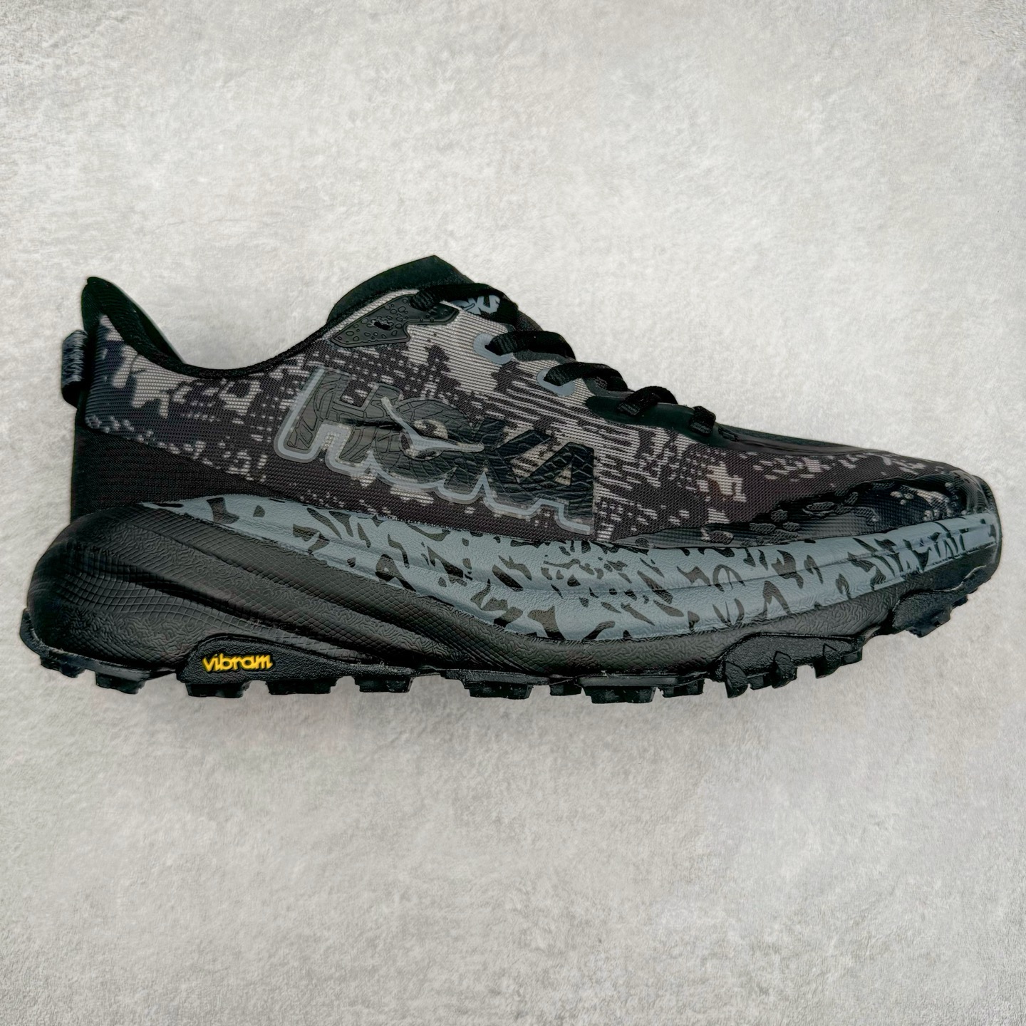 图片[2]-HOKA ONE ONE Speedgoat 6 户外越野跑步鞋 飞速羚羊6系列 新一代工程网纱鞋面 在确保鞋面稳定性的同时减少了固定胶条的使用 鞋面更轻盈、透气、舒适 可回收材料 为环保做出贡献 延伸后跟拉攀 方便快速穿脱 速度型滚动平衡技术 在崎岖的路面上 为平稳顺畅的步伐提供支持 HOKA ONE ONE是来自美国的跑步鞋知名品牌 创立于2009年 始终致力于为所有跑者提供更新、更好的跑步装备 相比常规跑鞋特别研发使用性能独特的几何形跑鞋中底 此种鞋底更厚、更高、回弹性也更好 除了卓越的缓冲性能 它还能为各种阶段的跑者带来更具动感、更加稳定的跑步体验 从设计之初就清楚意识到 要保证跑者步幅的均匀一致 双脚自然而然的运动至关重要 尺码：36 36.5 37.5 38 38.5 39 40 40.5 41 42 42.5 43 44 44.5 45-选品中心