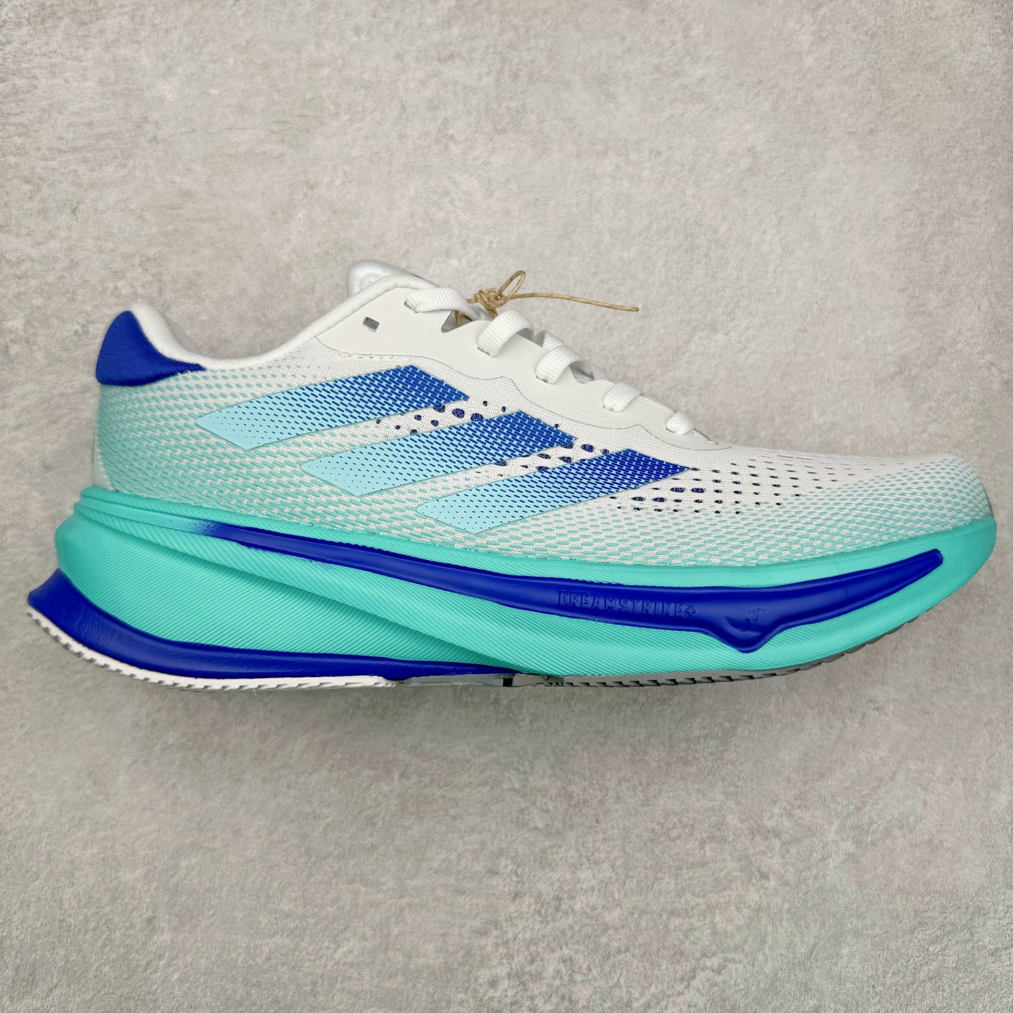 图片[4]-AD Supernova Rise 阿迪全新休闲轻跑鞋 款鞋采用了Dreamstrike+ 中底 将缓冲材质与柔软的织物相结合 以最大限度地减少刺激性摩擦和慢跑后水泡的可能性 在美学方面 Supernova Rise 从自然和生物中汲取灵感 如深色底色和半绿色细节 尺码：36 36.5 37.5 38 38.5 39 40 40.5 41 42 42.5 43 44 44.5 45-选品中心