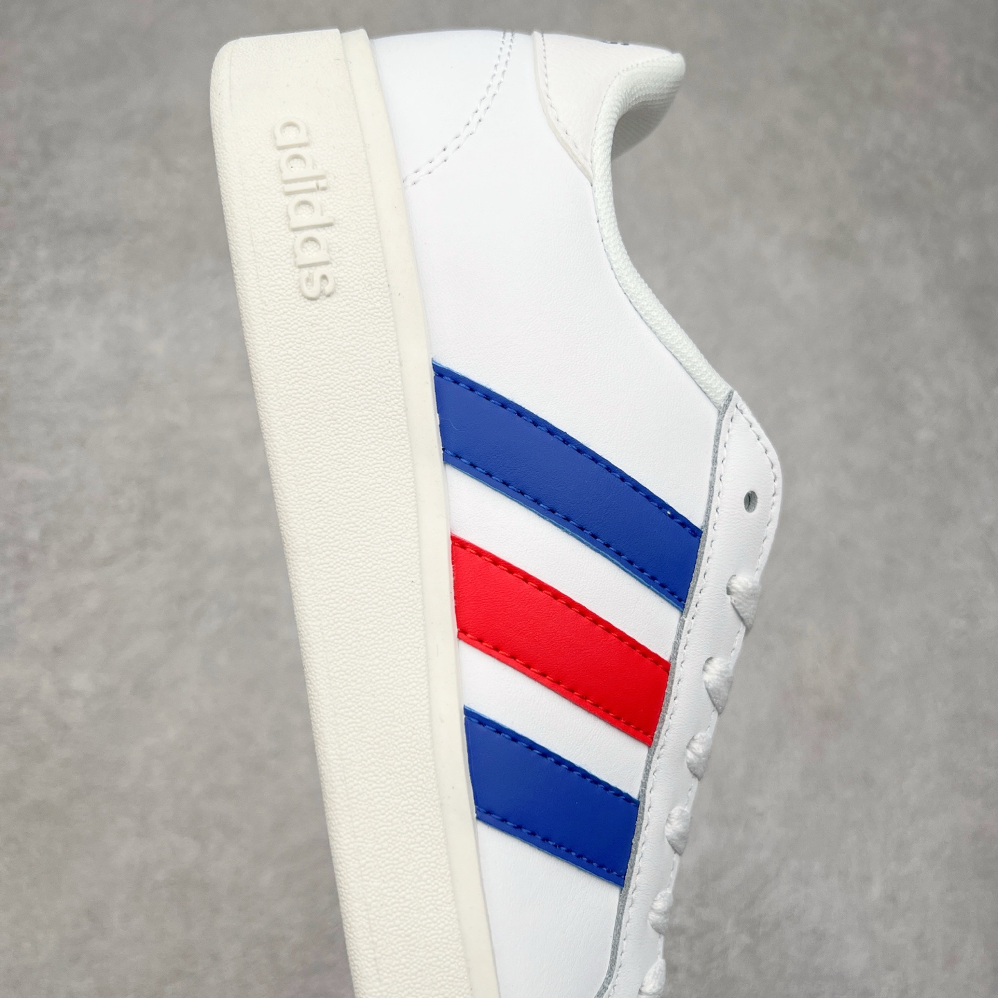 图片[6]-AD Grand Court Base 00s 复古轻便休闲低帮板鞋 GW9252 整双鞋以传统的低帮呈现的清新造型 鞋头优先头层反毛皮 防滑耐磨大底 并且厚度十分可观 相信可以将脚感与增高效果双双拿捏 尺码：36 36.5 37 38 38.5 39 40 40.5 41 42 42.5 43 44 45-选品中心