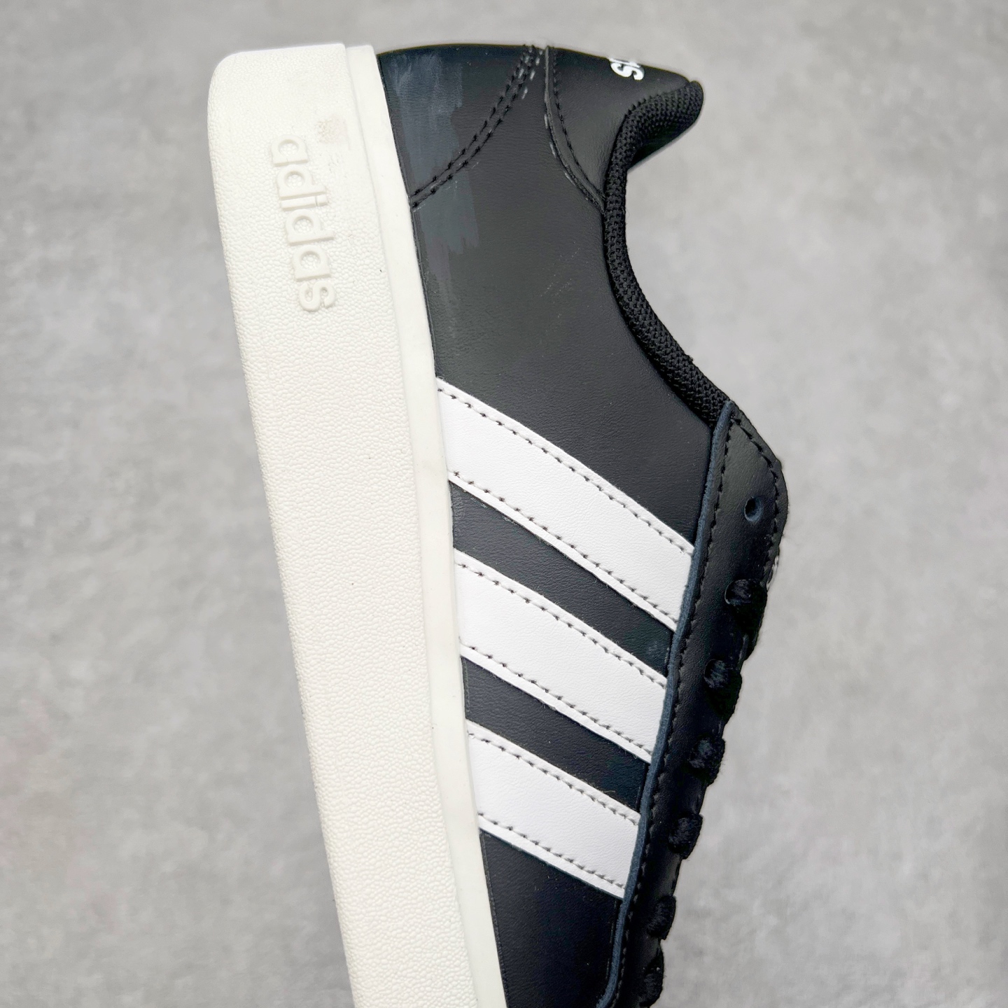 图片[6]-AD Grand Court Base 00s 复古轻便休闲低帮板鞋 GW9251 整双鞋以传统的低帮呈现的清新造型 鞋头优先头层反毛皮 防滑耐磨大底 并且厚度十分可观 相信可以将脚感与增高效果双双拿捏 尺码：36 36.5 37 38 38.5 39 40 40.5 41 42 42.5 43 44 45-选品中心