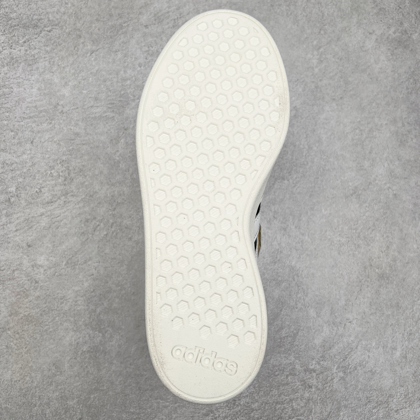 图片[9]-AD Grand Court Base 00s 复古轻便休闲低帮板鞋 GW9251 整双鞋以传统的低帮呈现的清新造型 鞋头优先头层反毛皮 防滑耐磨大底 并且厚度十分可观 相信可以将脚感与增高效果双双拿捏 尺码：36 36.5 37 38 38.5 39 40 40.5 41 42 42.5 43 44 45-选品中心