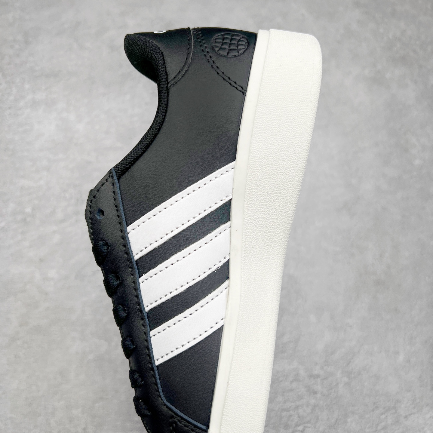 图片[7]-AD Grand Court Base 00s 复古轻便休闲低帮板鞋 GW9251 整双鞋以传统的低帮呈现的清新造型 鞋头优先头层反毛皮 防滑耐磨大底 并且厚度十分可观 相信可以将脚感与增高效果双双拿捏 尺码：36 36.5 37 38 38.5 39 40 40.5 41 42 42.5 43 44 45-选品中心