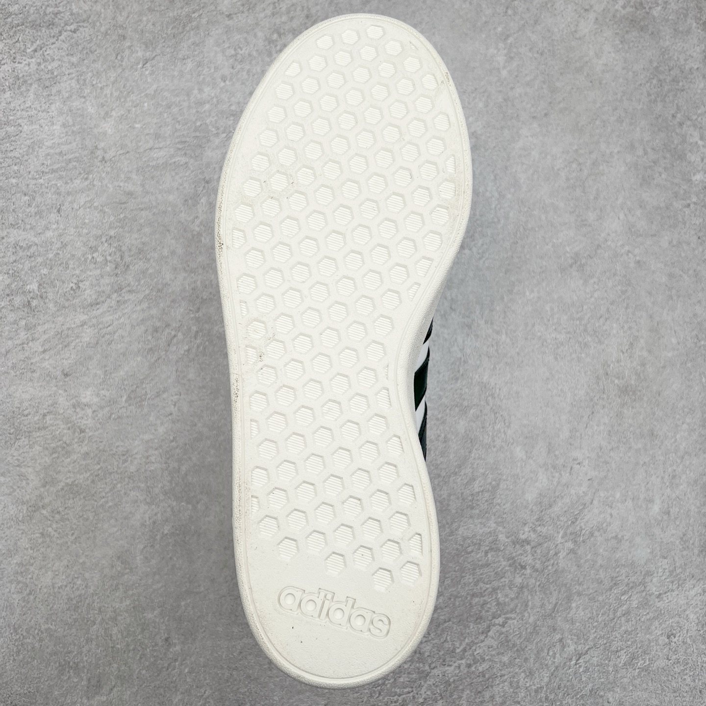 图片[9]-AD Grand Court Base 00s 复古轻便休闲低帮板鞋 GW9250 整双鞋以传统的低帮呈现的清新造型 鞋头优先头层反毛皮 防滑耐磨大底 并且厚度十分可观 相信可以将脚感与增高效果双双拿捏 尺码：36 36.5 37 38 38.5 39 40 40.5 41 42 42.5 43 44 45-选品中心