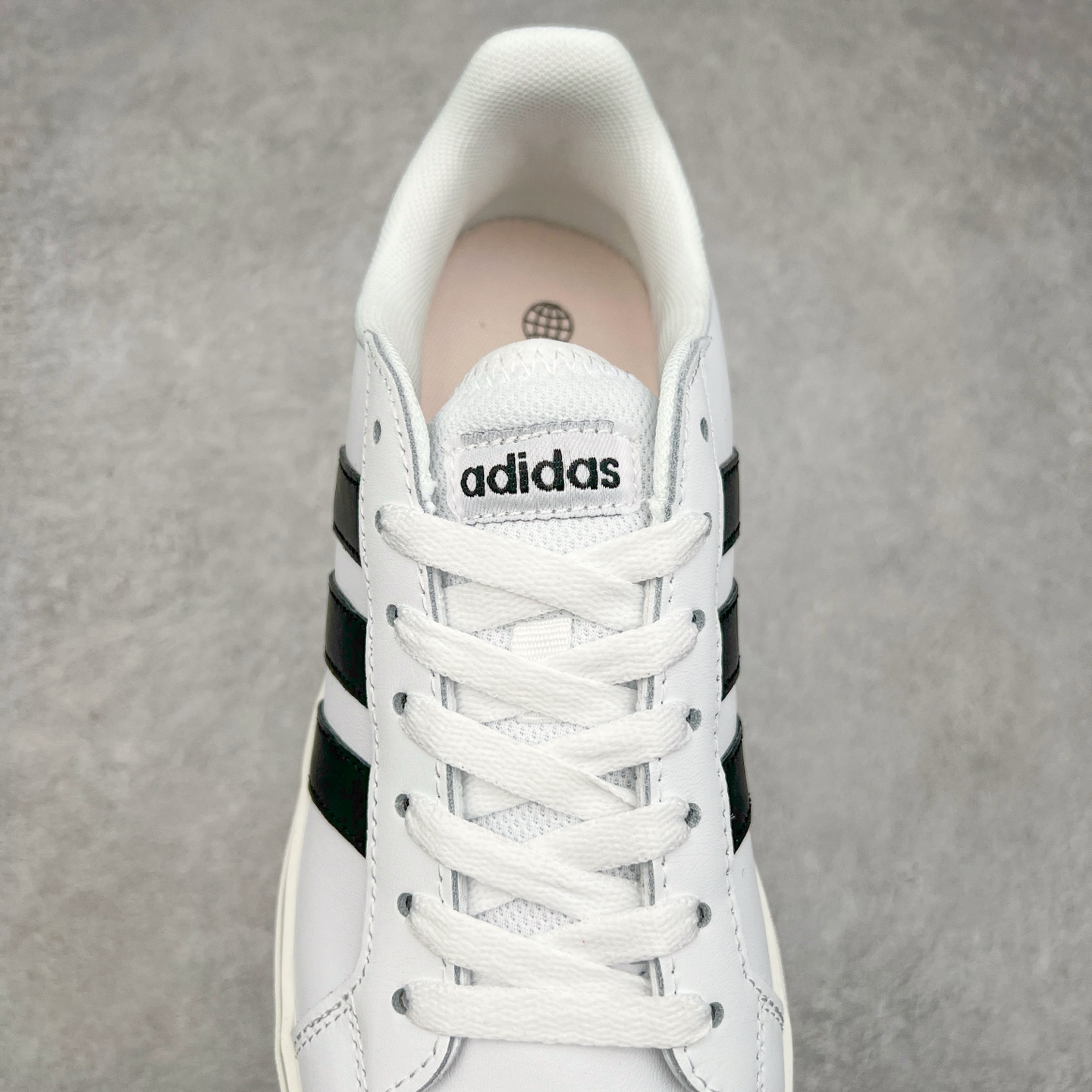 图片[5]-AD Grand Court Base 00s 复古轻便休闲低帮板鞋 GW9250 整双鞋以传统的低帮呈现的清新造型 鞋头优先头层反毛皮 防滑耐磨大底 并且厚度十分可观 相信可以将脚感与增高效果双双拿捏 尺码：36 36.5 37 38 38.5 39 40 40.5 41 42 42.5 43 44 45-选品中心