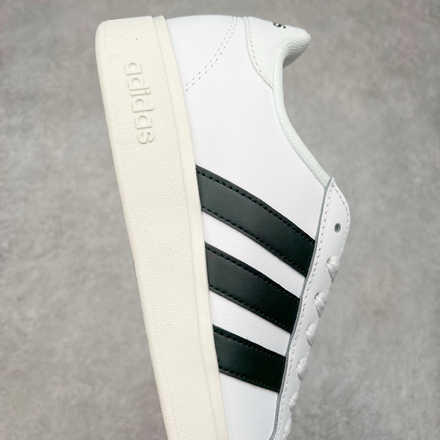 图片[6]-AD Grand Court Base 00s 复古轻便休闲低帮板鞋 GW9250 整双鞋以传统的低帮呈现的清新造型 鞋头优先头层反毛皮 防滑耐磨大底 并且厚度十分可观 相信可以将脚感与增高效果双双拿捏 尺码：36 36.5 37 38 38.5 39 40 40.5 41 42 42.5 43 44 45-选品中心