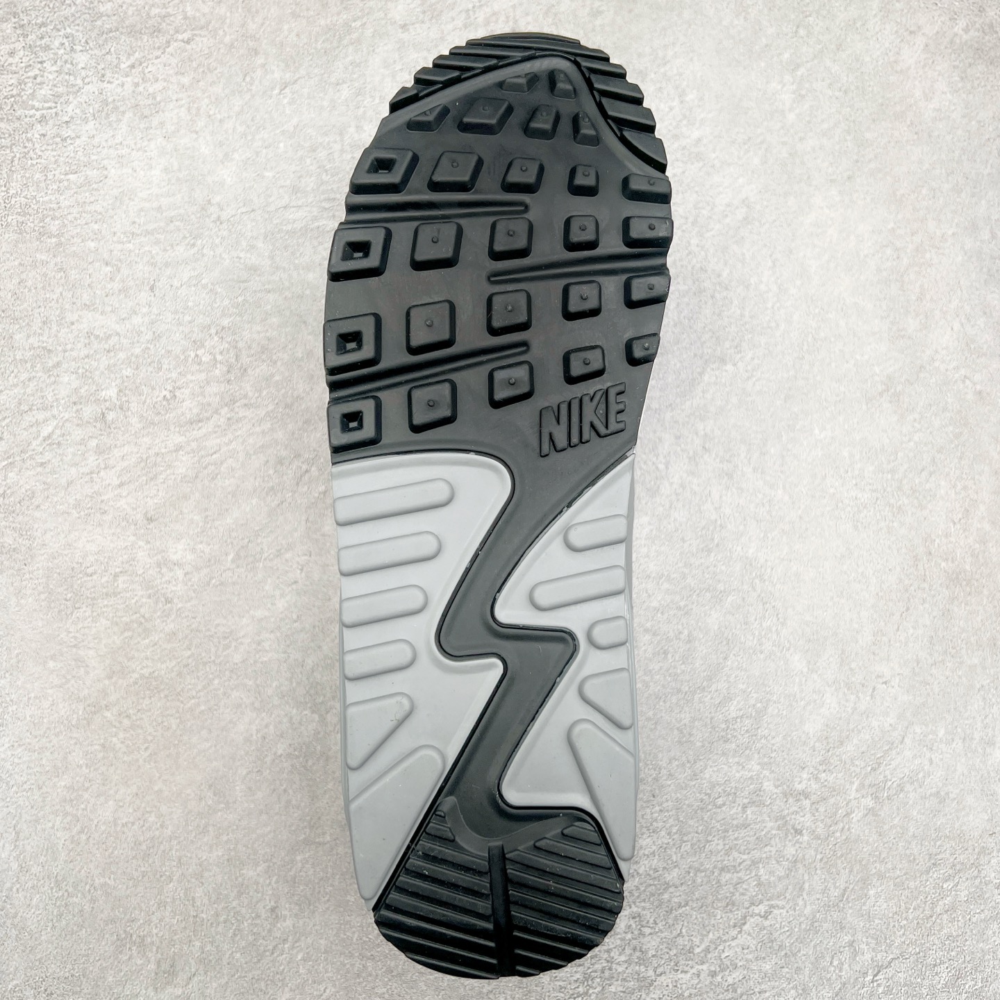 图片[9]-＃MX版 NK Air MAX 90 气垫复古减震跑步鞋 616730-111 经典重温 独家陆续补货 外单专供大厂出品 品质稳定 一百余色 终端操作 Air Max 90于1990年推出 来自Air Max系列 在Air Max 1的基础上改进而得 增加了气垫面积 外型上也更为流线 最特別的就是加入了菱纹塑胶嵌板 为Air Max 90增添了许多潮流气息 皮革鞋面 造就出色耐穿性和支撑力 Max Air缓震配置搭配泡棉中底 令Air Max 90轻盈而舒适 华夫格橡胶外底 铸就Air Max 90非凡的抓地力 而Air Max 90不仅是一双跑鞋 它成功跨越了时间的演进 成为了球鞋文化与潮流圈中最熟为人知的鞋款之一 尺码：36 36.5 37.5 38 38.5 39 40 40.5 41 42 42.5 43 44 44.5 45-选品中心