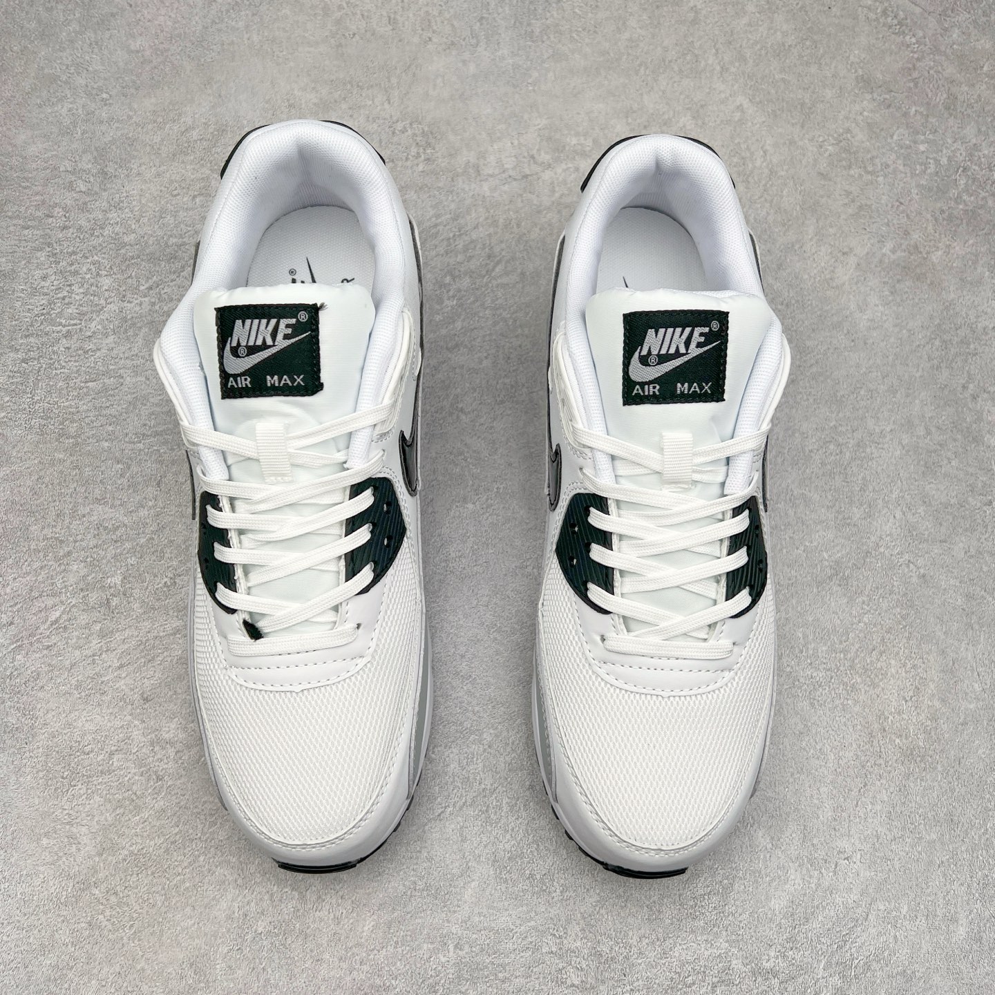 图片[2]-＃MX版 NK Air MAX 90 气垫复古减震跑步鞋 616730-111 经典重温 独家陆续补货 外单专供大厂出品 品质稳定 一百余色 终端操作 Air Max 90于1990年推出 来自Air Max系列 在Air Max 1的基础上改进而得 增加了气垫面积 外型上也更为流线 最特別的就是加入了菱纹塑胶嵌板 为Air Max 90增添了许多潮流气息 皮革鞋面 造就出色耐穿性和支撑力 Max Air缓震配置搭配泡棉中底 令Air Max 90轻盈而舒适 华夫格橡胶外底 铸就Air Max 90非凡的抓地力 而Air Max 90不仅是一双跑鞋 它成功跨越了时间的演进 成为了球鞋文化与潮流圈中最熟为人知的鞋款之一 尺码：36 36.5 37.5 38 38.5 39 40 40.5 41 42 42.5 43 44 44.5 45-选品中心