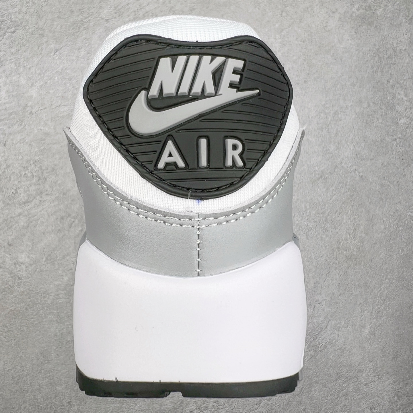 图片[8]-＃MX版 NK Air MAX 90 气垫复古减震跑步鞋 616730-111 经典重温 独家陆续补货 外单专供大厂出品 品质稳定 一百余色 终端操作 Air Max 90于1990年推出 来自Air Max系列 在Air Max 1的基础上改进而得 增加了气垫面积 外型上也更为流线 最特別的就是加入了菱纹塑胶嵌板 为Air Max 90增添了许多潮流气息 皮革鞋面 造就出色耐穿性和支撑力 Max Air缓震配置搭配泡棉中底 令Air Max 90轻盈而舒适 华夫格橡胶外底 铸就Air Max 90非凡的抓地力 而Air Max 90不仅是一双跑鞋 它成功跨越了时间的演进 成为了球鞋文化与潮流圈中最熟为人知的鞋款之一 尺码：36 36.5 37.5 38 38.5 39 40 40.5 41 42 42.5 43 44 44.5 45-选品中心