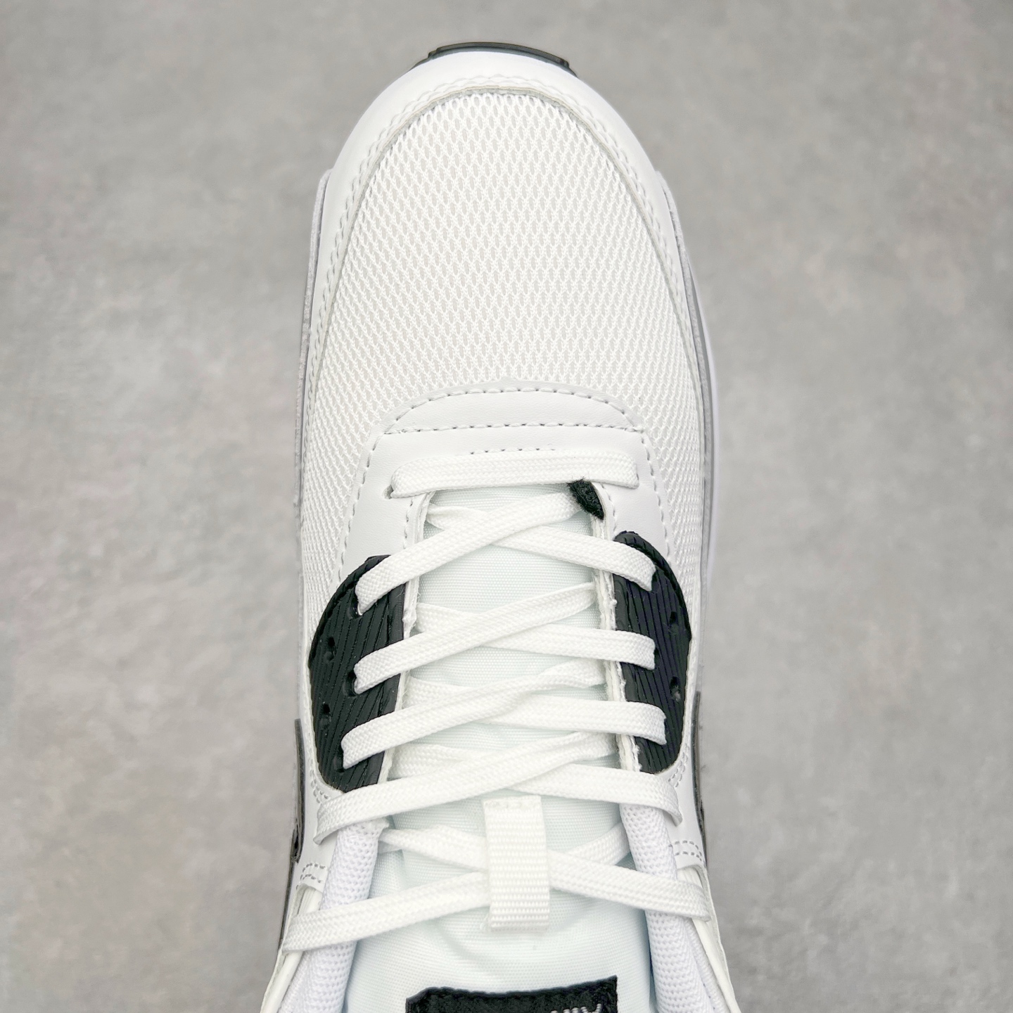 图片[4]-＃MX版 NK Air MAX 90 气垫复古减震跑步鞋 616730-111 经典重温 独家陆续补货 外单专供大厂出品 品质稳定 一百余色 终端操作 Air Max 90于1990年推出 来自Air Max系列 在Air Max 1的基础上改进而得 增加了气垫面积 外型上也更为流线 最特別的就是加入了菱纹塑胶嵌板 为Air Max 90增添了许多潮流气息 皮革鞋面 造就出色耐穿性和支撑力 Max Air缓震配置搭配泡棉中底 令Air Max 90轻盈而舒适 华夫格橡胶外底 铸就Air Max 90非凡的抓地力 而Air Max 90不仅是一双跑鞋 它成功跨越了时间的演进 成为了球鞋文化与潮流圈中最熟为人知的鞋款之一 尺码：36 36.5 37.5 38 38.5 39 40 40.5 41 42 42.5 43 44 44.5 45-选品中心