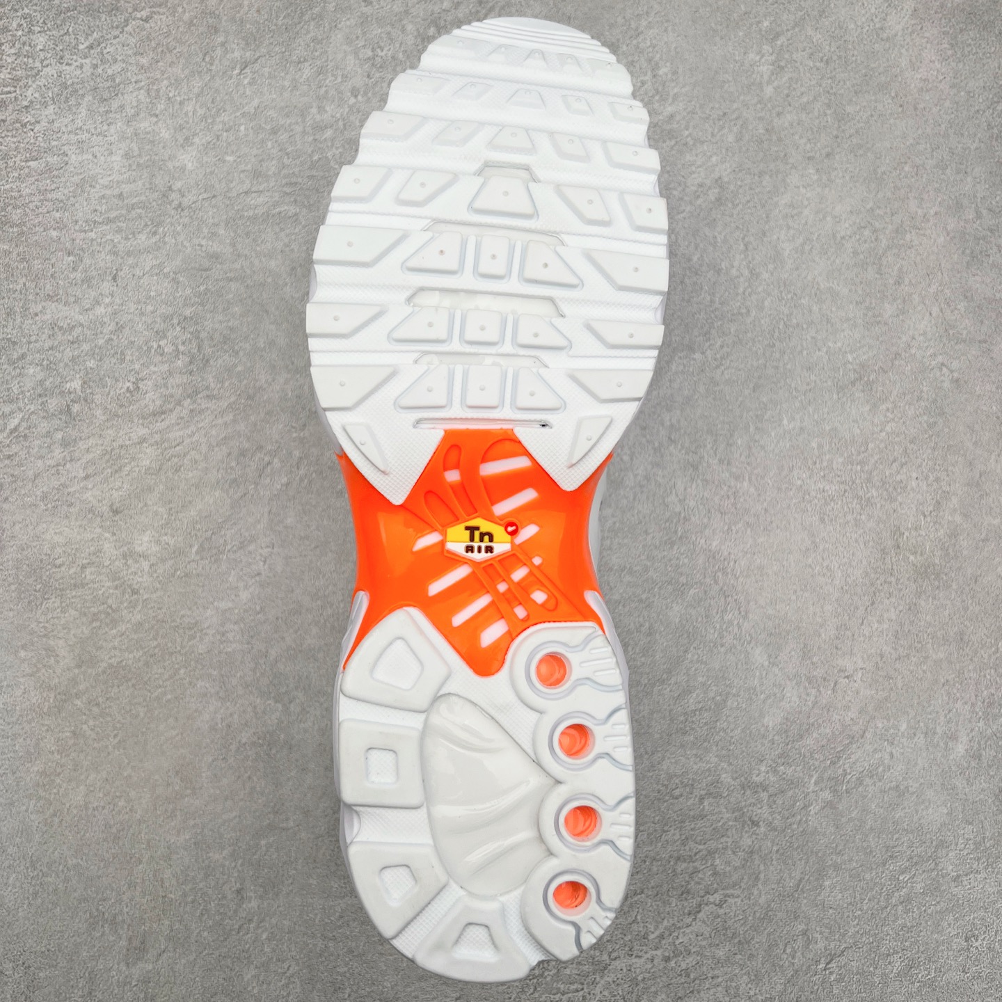 图片[9]-＃MX NK Air Max Plus Drift 复古气垫跑鞋 FD4748-004 中底造型大部分保留，仅在前段追加了加固上翻 鞋面的经典轮廓得以重塑 带来更契合现代审美的外观 整双鞋采用撞色妆点 鞋面采用网眼布和皮革材质打造 鞋舌处带有 3M 反光科技 鞋垫处和鞋后跟印有 “TN” 字样 彰显鞋款身份 配置方面中底搭载 Air Max 科技 保证了日常穿着的缓震性 尺码：36 36.5 37.5 38 38.5 39 40 40.5 41 42 42.5 43 44 44.5 45-选品中心