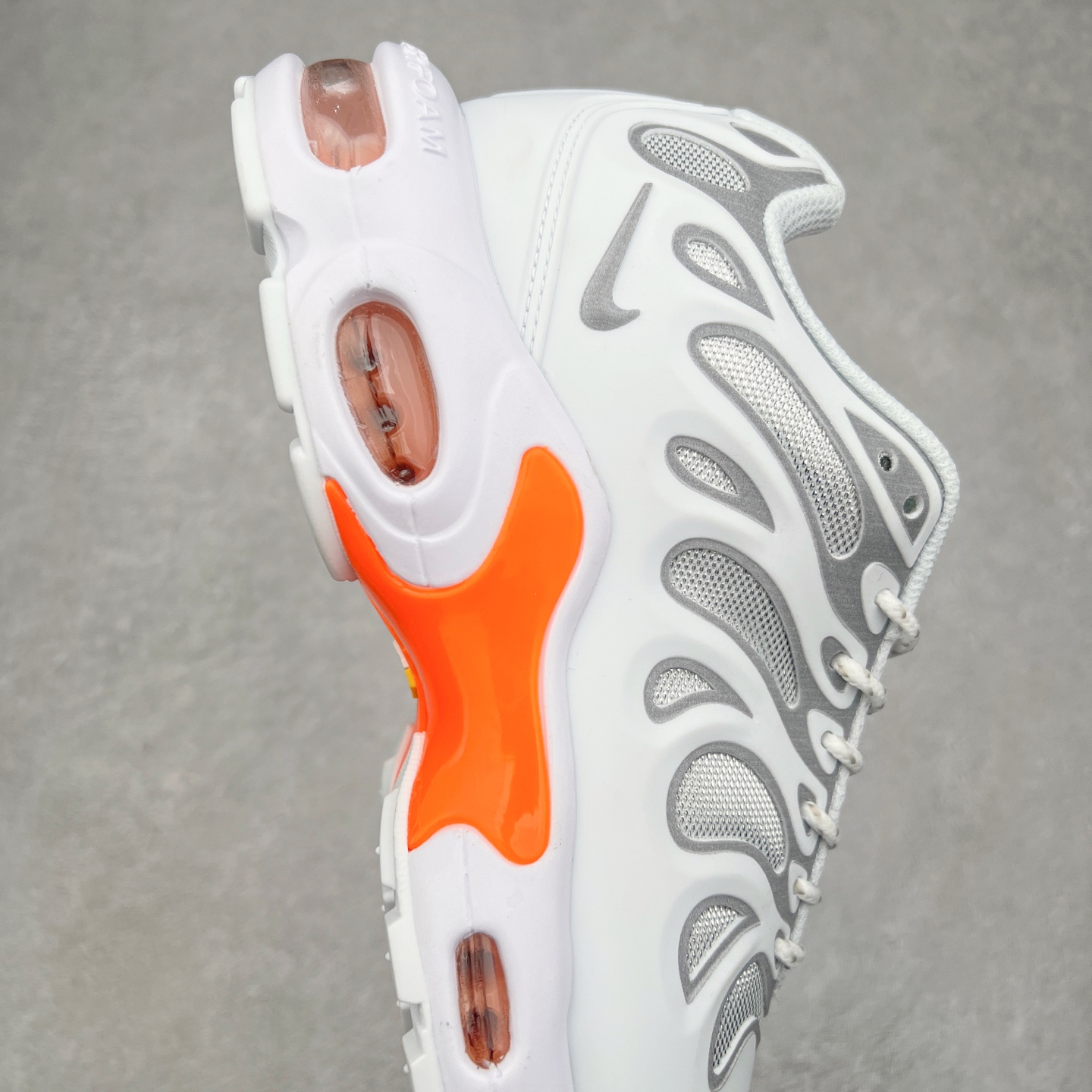 图片[6]-＃MX NK Air Max Plus Drift 复古气垫跑鞋 FD4748-004 中底造型大部分保留，仅在前段追加了加固上翻 鞋面的经典轮廓得以重塑 带来更契合现代审美的外观 整双鞋采用撞色妆点 鞋面采用网眼布和皮革材质打造 鞋舌处带有 3M 反光科技 鞋垫处和鞋后跟印有 “TN” 字样 彰显鞋款身份 配置方面中底搭载 Air Max 科技 保证了日常穿着的缓震性 尺码：36 36.5 37.5 38 38.5 39 40 40.5 41 42 42.5 43 44 44.5 45-选品中心