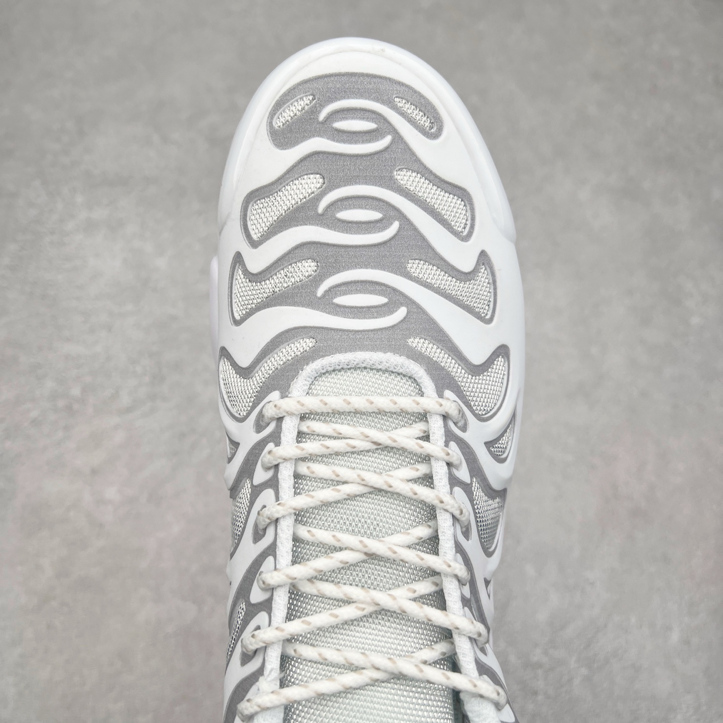 图片[5]-＃MX NK Air Max Plus Drift 复古气垫跑鞋 FD4748-004 中底造型大部分保留，仅在前段追加了加固上翻 鞋面的经典轮廓得以重塑 带来更契合现代审美的外观 整双鞋采用撞色妆点 鞋面采用网眼布和皮革材质打造 鞋舌处带有 3M 反光科技 鞋垫处和鞋后跟印有 “TN” 字样 彰显鞋款身份 配置方面中底搭载 Air Max 科技 保证了日常穿着的缓震性 尺码：36 36.5 37.5 38 38.5 39 40 40.5 41 42 42.5 43 44 44.5 45-选品中心