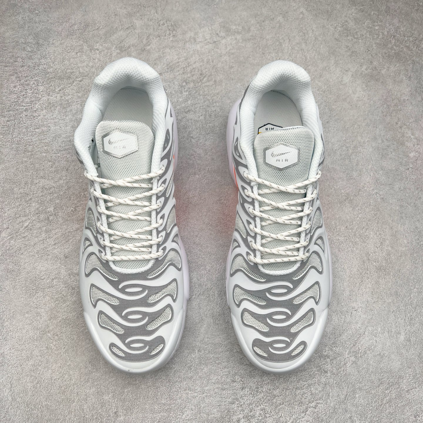 图片[2]-＃MX NK Air Max Plus Drift 复古气垫跑鞋 FD4748-004 中底造型大部分保留，仅在前段追加了加固上翻 鞋面的经典轮廓得以重塑 带来更契合现代审美的外观 整双鞋采用撞色妆点 鞋面采用网眼布和皮革材质打造 鞋舌处带有 3M 反光科技 鞋垫处和鞋后跟印有 “TN” 字样 彰显鞋款身份 配置方面中底搭载 Air Max 科技 保证了日常穿着的缓震性 尺码：36 36.5 37.5 38 38.5 39 40 40.5 41 42 42.5 43 44 44.5 45-选品中心