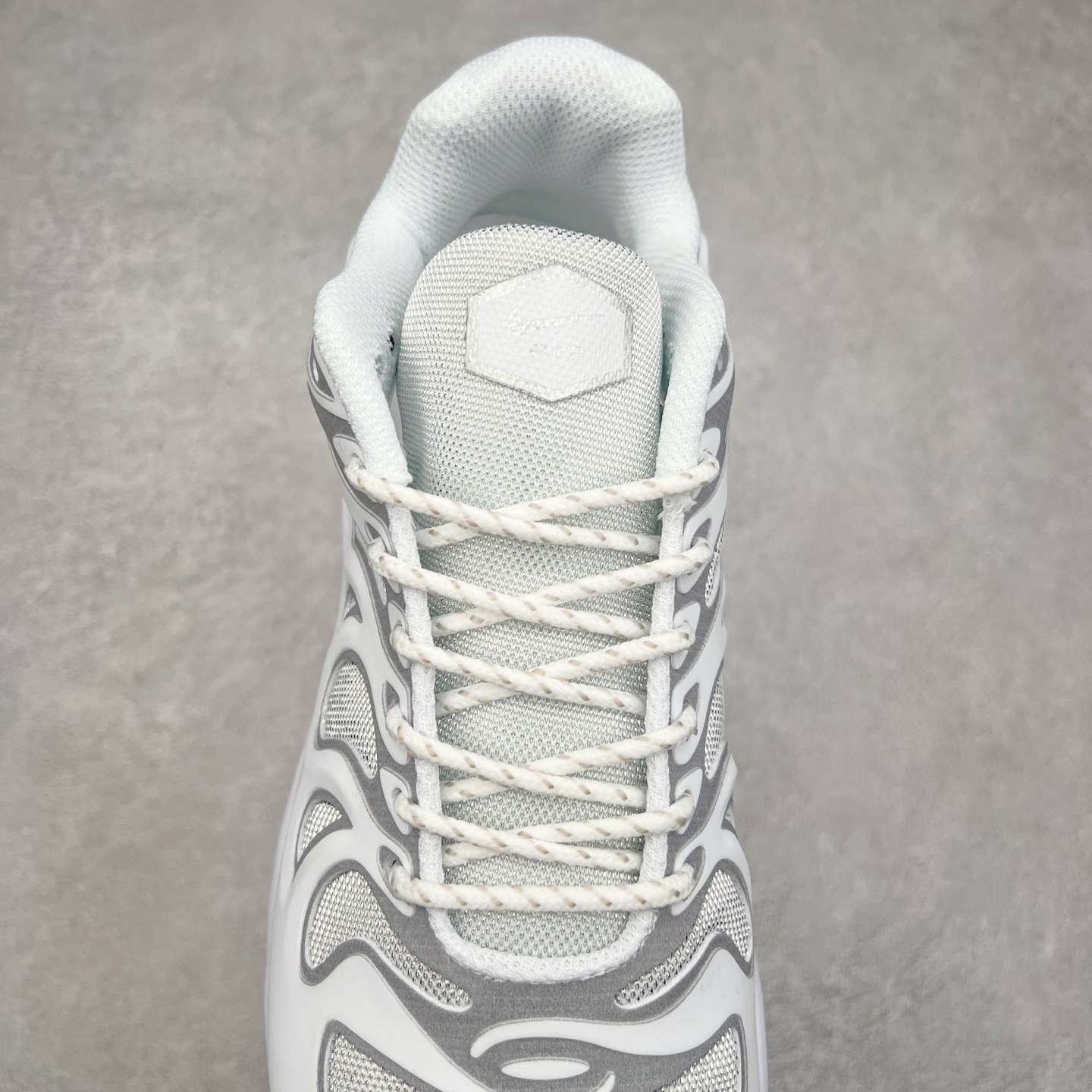 图片[4]-＃MX NK Air Max Plus Drift 复古气垫跑鞋 FD4748-004 中底造型大部分保留，仅在前段追加了加固上翻 鞋面的经典轮廓得以重塑 带来更契合现代审美的外观 整双鞋采用撞色妆点 鞋面采用网眼布和皮革材质打造 鞋舌处带有 3M 反光科技 鞋垫处和鞋后跟印有 “TN” 字样 彰显鞋款身份 配置方面中底搭载 Air Max 科技 保证了日常穿着的缓震性 尺码：36 36.5 37.5 38 38.5 39 40 40.5 41 42 42.5 43 44 44.5 45-选品中心