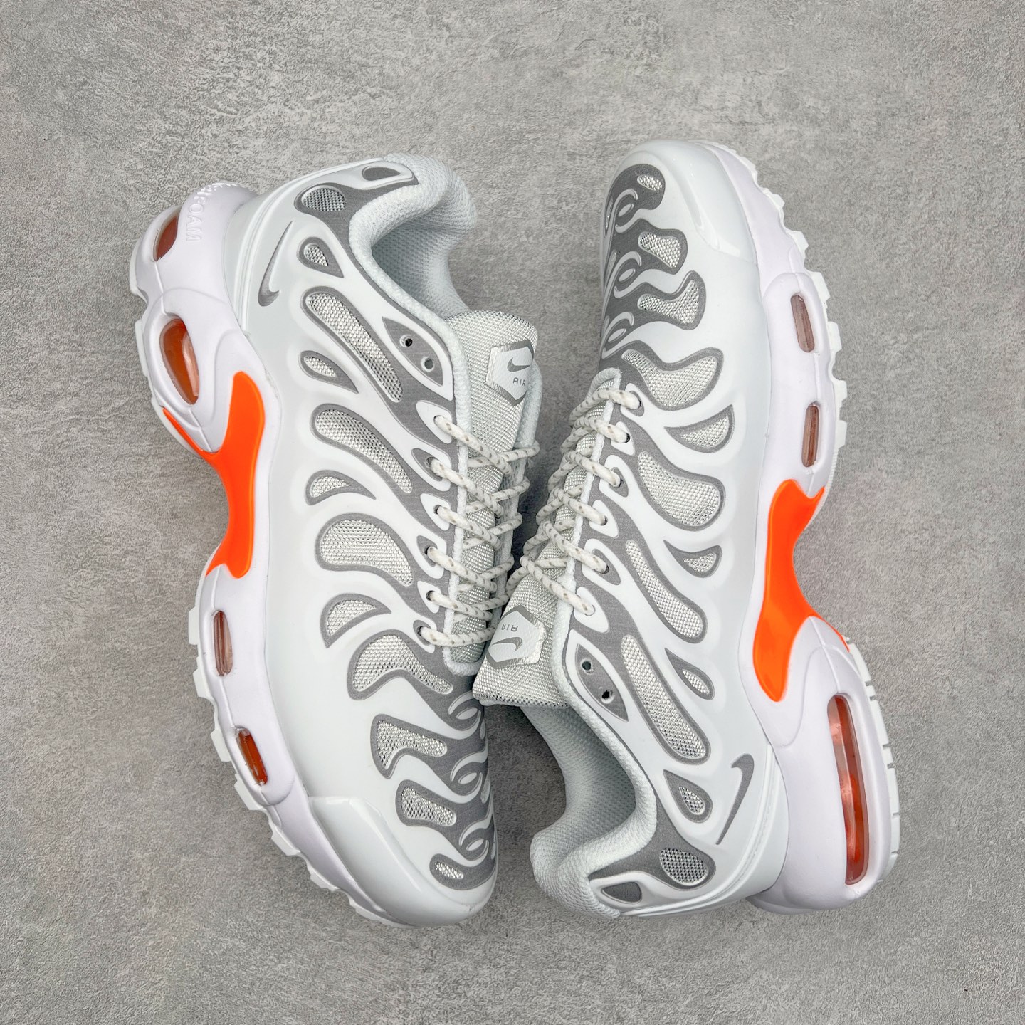 图片[3]-＃MX NK Air Max Plus Drift 复古气垫跑鞋 FD4748-004 中底造型大部分保留，仅在前段追加了加固上翻 鞋面的经典轮廓得以重塑 带来更契合现代审美的外观 整双鞋采用撞色妆点 鞋面采用网眼布和皮革材质打造 鞋舌处带有 3M 反光科技 鞋垫处和鞋后跟印有 “TN” 字样 彰显鞋款身份 配置方面中底搭载 Air Max 科技 保证了日常穿着的缓震性 尺码：36 36.5 37.5 38 38.5 39 40 40.5 41 42 42.5 43 44 44.5 45-选品中心