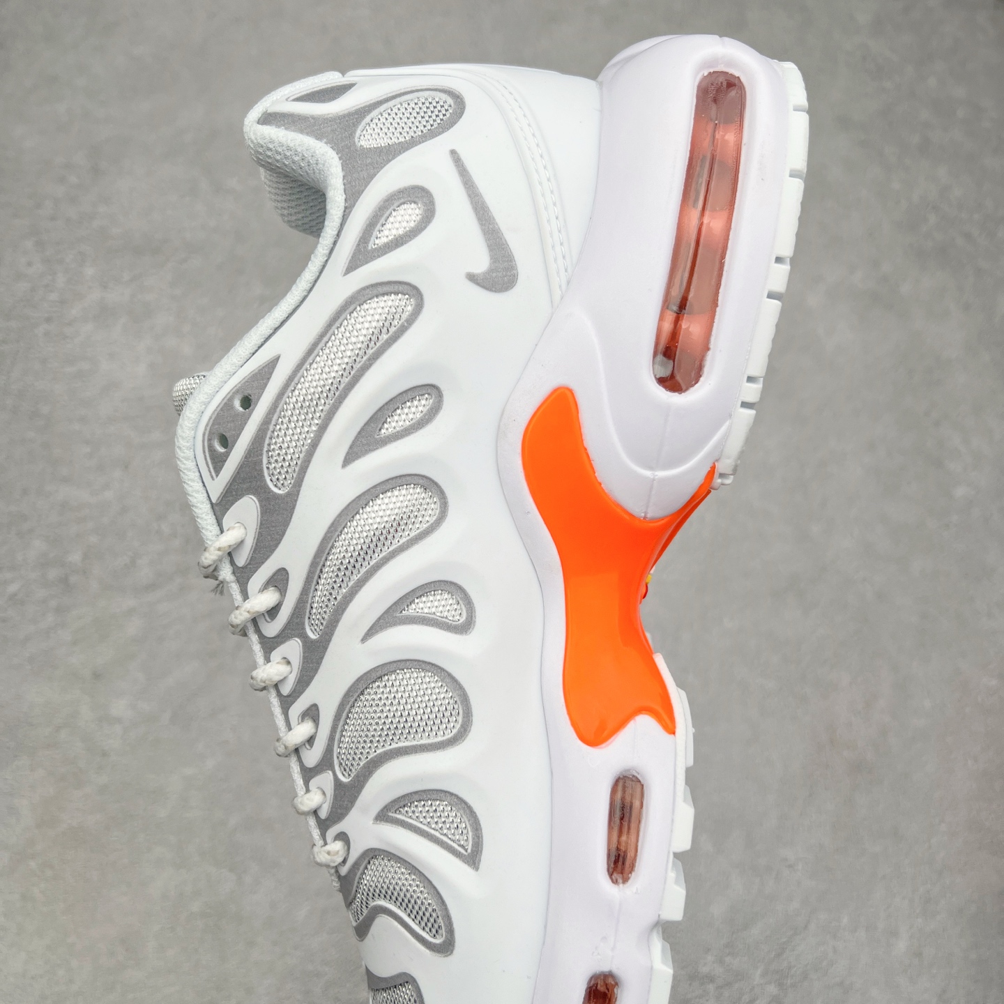 图片[7]-＃MX NK Air Max Plus Drift 复古气垫跑鞋 FD4748-004 中底造型大部分保留，仅在前段追加了加固上翻 鞋面的经典轮廓得以重塑 带来更契合现代审美的外观 整双鞋采用撞色妆点 鞋面采用网眼布和皮革材质打造 鞋舌处带有 3M 反光科技 鞋垫处和鞋后跟印有 “TN” 字样 彰显鞋款身份 配置方面中底搭载 Air Max 科技 保证了日常穿着的缓震性 尺码：36 36.5 37.5 38 38.5 39 40 40.5 41 42 42.5 43 44 44.5 45-选品中心