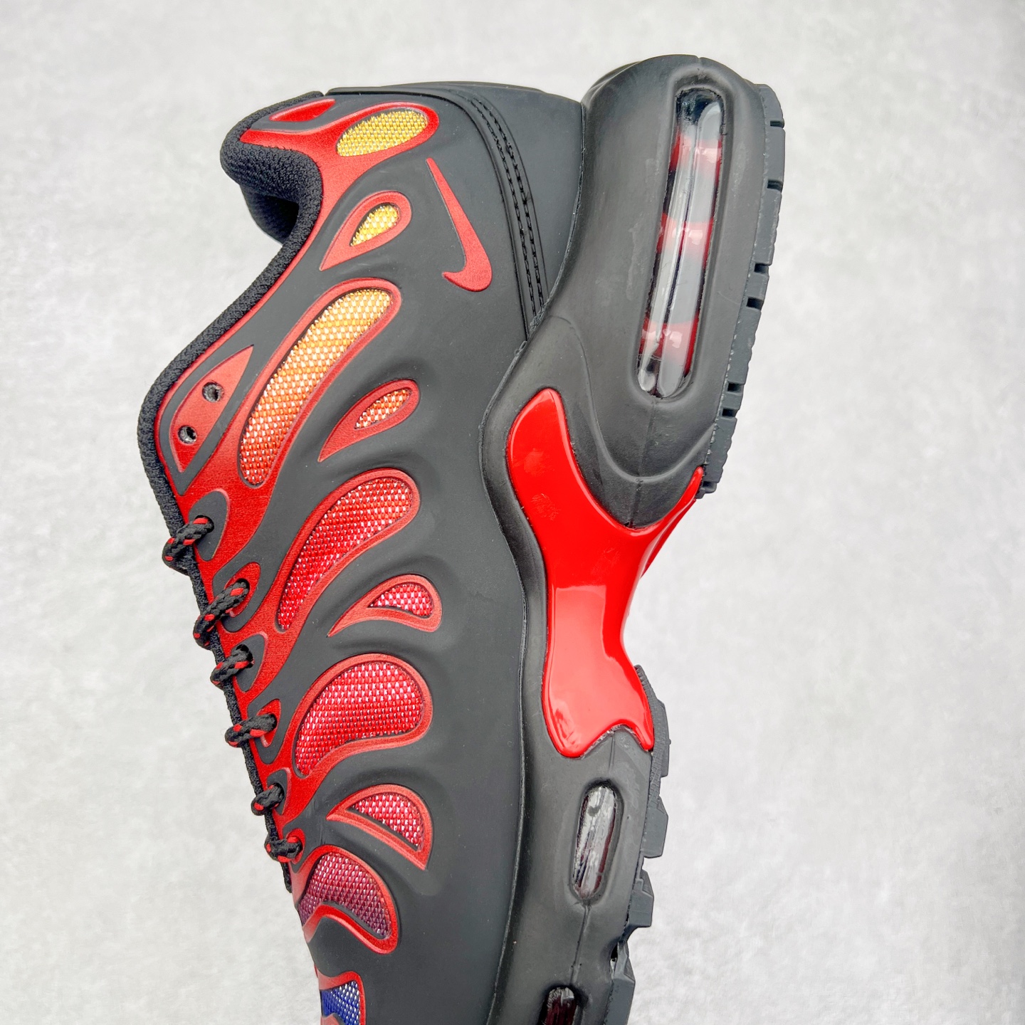 图片[7]-＃MX NK Air Max Plus Drift 复古气垫跑鞋 FD4748-003 中底造型大部分保留，仅在前段追加了加固上翻 鞋面的经典轮廓得以重塑 带来更契合现代审美的外观 整双鞋采用撞色妆点 鞋面采用网眼布和皮革材质打造 鞋舌处带有 3M 反光科技 鞋垫处和鞋后跟印有 “TN” 字样 彰显鞋款身份 配置方面中底搭载 Air Max 科技 保证了日常穿着的缓震性 尺码：36 36.5 37.5 38 38.5 39 40 40.5 41 42 42.5 43 44 44.5 45-选品中心