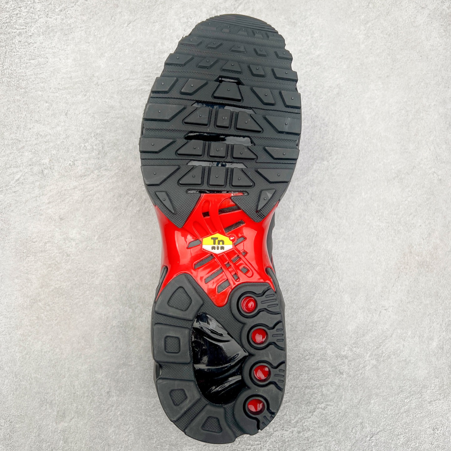 图片[9]-＃MX NK Air Max Plus Drift 复古气垫跑鞋 FD4748-003 中底造型大部分保留，仅在前段追加了加固上翻 鞋面的经典轮廓得以重塑 带来更契合现代审美的外观 整双鞋采用撞色妆点 鞋面采用网眼布和皮革材质打造 鞋舌处带有 3M 反光科技 鞋垫处和鞋后跟印有 “TN” 字样 彰显鞋款身份 配置方面中底搭载 Air Max 科技 保证了日常穿着的缓震性 尺码：36 36.5 37.5 38 38.5 39 40 40.5 41 42 42.5 43 44 44.5 45-选品中心