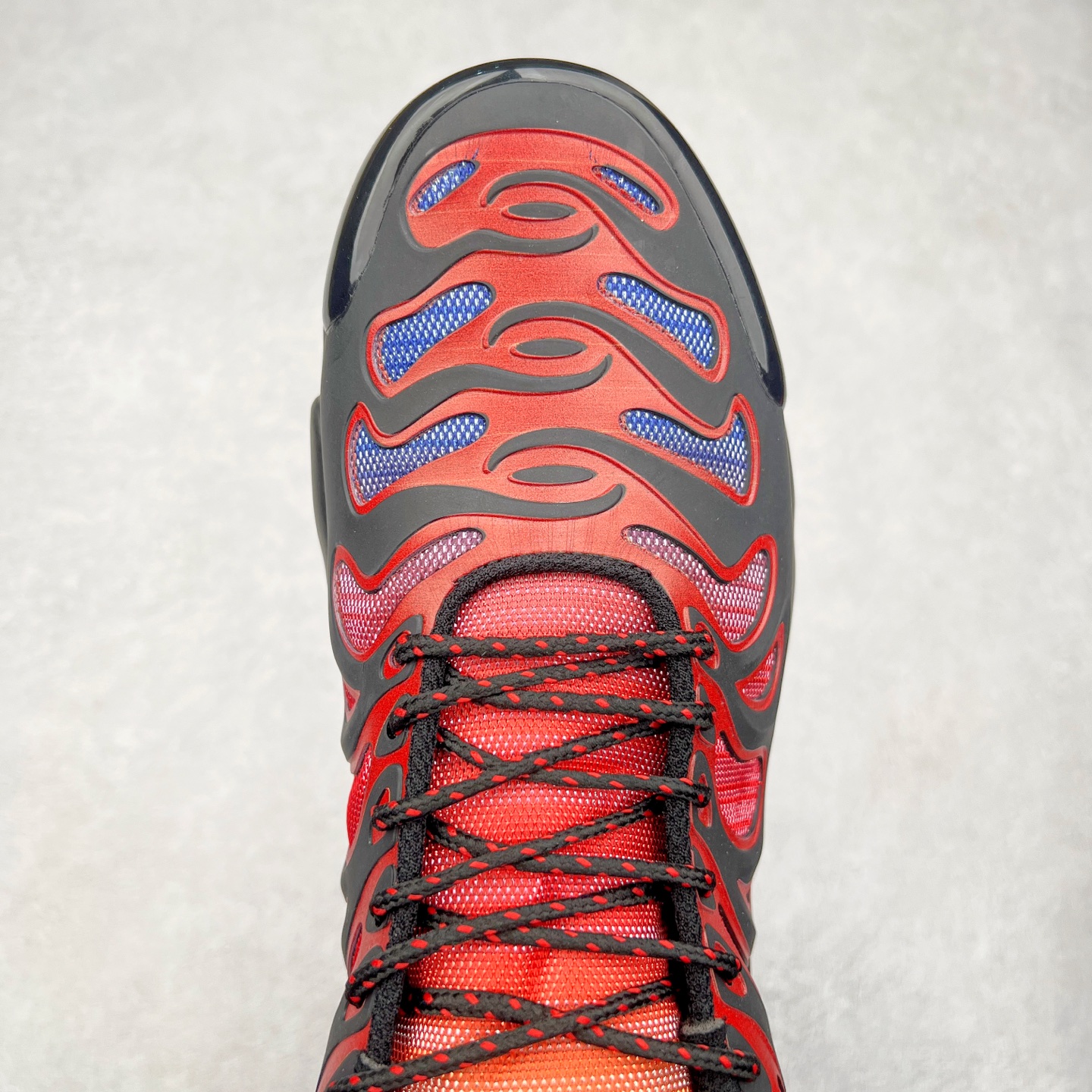 图片[4]-＃MX NK Air Max Plus Drift 复古气垫跑鞋 FD4748-003 中底造型大部分保留，仅在前段追加了加固上翻 鞋面的经典轮廓得以重塑 带来更契合现代审美的外观 整双鞋采用撞色妆点 鞋面采用网眼布和皮革材质打造 鞋舌处带有 3M 反光科技 鞋垫处和鞋后跟印有 “TN” 字样 彰显鞋款身份 配置方面中底搭载 Air Max 科技 保证了日常穿着的缓震性 尺码：36 36.5 37.5 38 38.5 39 40 40.5 41 42 42.5 43 44 44.5 45-选品中心