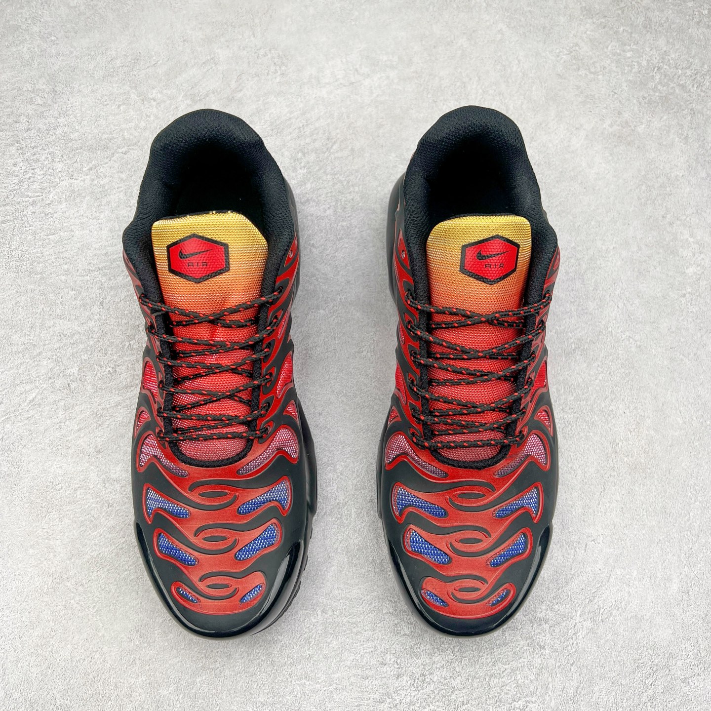 图片[2]-＃MX NK Air Max Plus Drift 复古气垫跑鞋 FD4748-003 中底造型大部分保留，仅在前段追加了加固上翻 鞋面的经典轮廓得以重塑 带来更契合现代审美的外观 整双鞋采用撞色妆点 鞋面采用网眼布和皮革材质打造 鞋舌处带有 3M 反光科技 鞋垫处和鞋后跟印有 “TN” 字样 彰显鞋款身份 配置方面中底搭载 Air Max 科技 保证了日常穿着的缓震性 尺码：36 36.5 37.5 38 38.5 39 40 40.5 41 42 42.5 43 44 44.5 45-选品中心