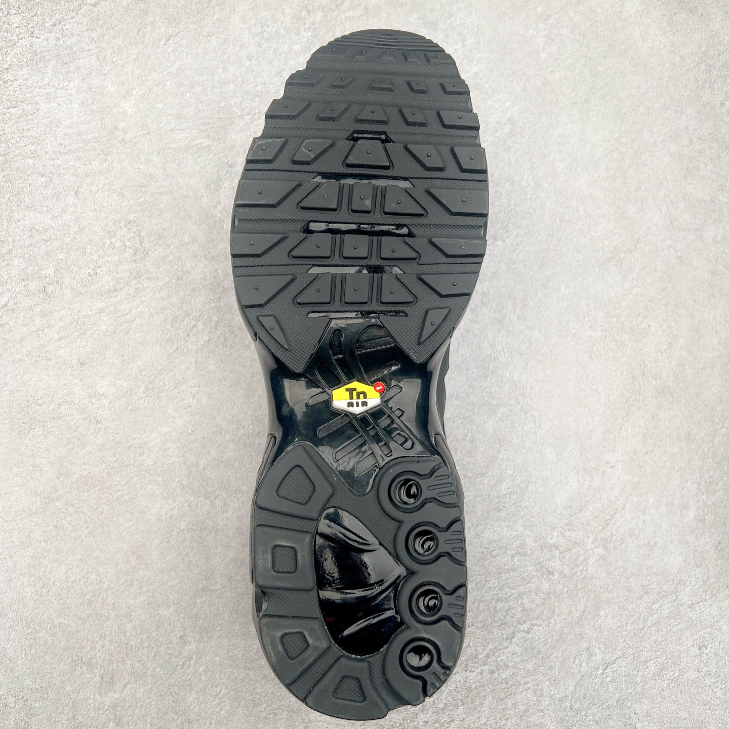 图片[9]-＃MX NK Air Max Plus Drift 复古气垫跑鞋 FD4748-001 中底造型大部分保留，仅在前段追加了加固上翻 鞋面的经典轮廓得以重塑 带来更契合现代审美的外观 整双鞋采用撞色妆点 鞋面采用网眼布和皮革材质打造 鞋舌处带有 3M 反光科技 鞋垫处和鞋后跟印有 “TN” 字样 彰显鞋款身份 配置方面中底搭载 Air Max 科技 保证了日常穿着的缓震性 尺码：36 36.5 37.5 38 38.5 39 40 40.5 41 42 42.5 43 44 44.5 45-选品中心