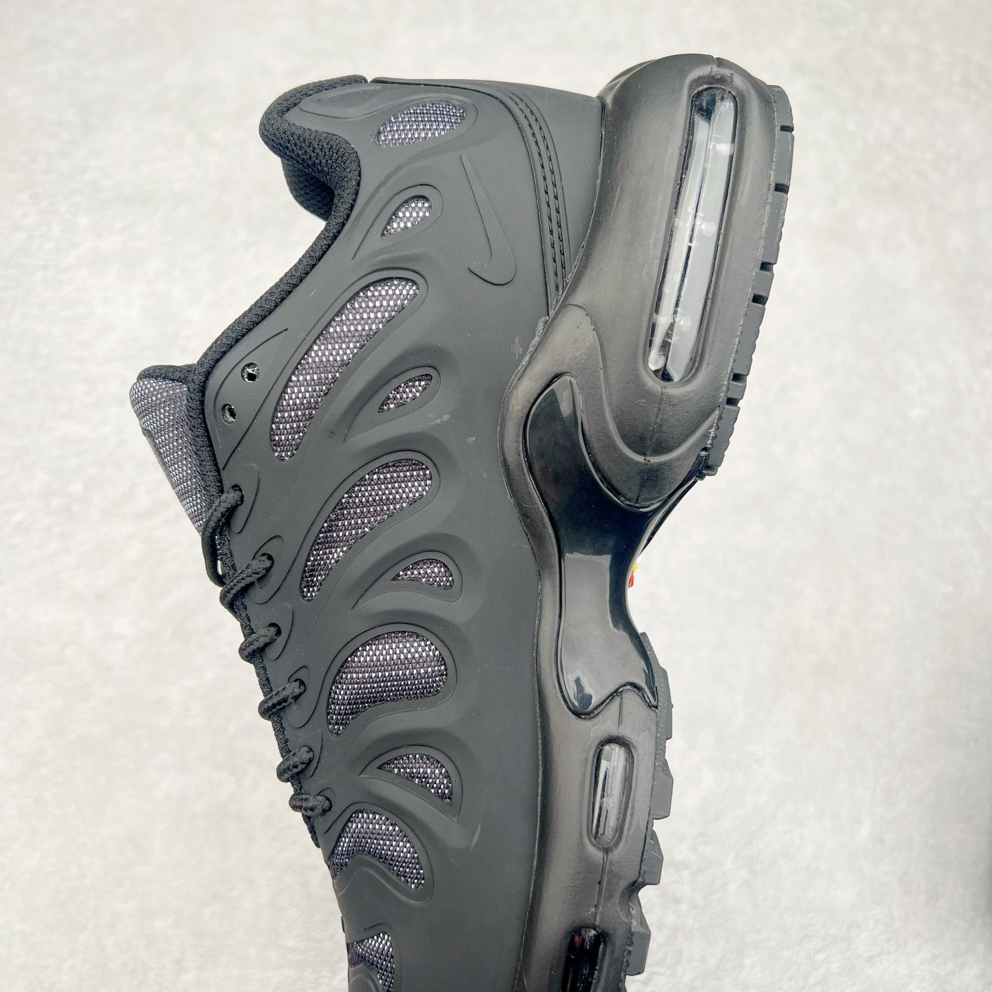 图片[7]-＃MX NK Air Max Plus Drift 复古气垫跑鞋 FD4748-001 中底造型大部分保留，仅在前段追加了加固上翻 鞋面的经典轮廓得以重塑 带来更契合现代审美的外观 整双鞋采用撞色妆点 鞋面采用网眼布和皮革材质打造 鞋舌处带有 3M 反光科技 鞋垫处和鞋后跟印有 “TN” 字样 彰显鞋款身份 配置方面中底搭载 Air Max 科技 保证了日常穿着的缓震性 尺码：36 36.5 37.5 38 38.5 39 40 40.5 41 42 42.5 43 44 44.5 45-选品中心