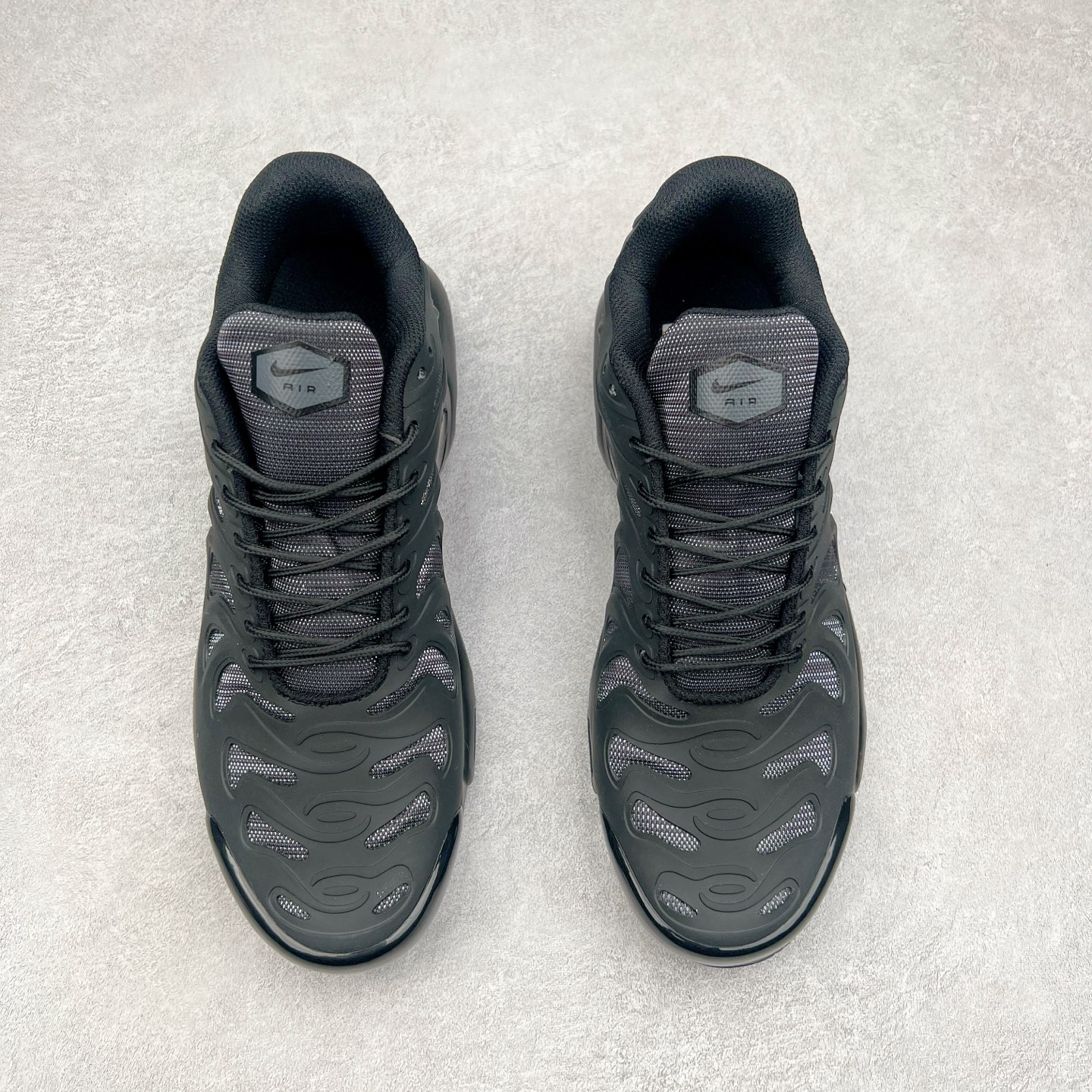 图片[2]-＃MX NK Air Max Plus Drift 复古气垫跑鞋 FD4748-001 中底造型大部分保留，仅在前段追加了加固上翻 鞋面的经典轮廓得以重塑 带来更契合现代审美的外观 整双鞋采用撞色妆点 鞋面采用网眼布和皮革材质打造 鞋舌处带有 3M 反光科技 鞋垫处和鞋后跟印有 “TN” 字样 彰显鞋款身份 配置方面中底搭载 Air Max 科技 保证了日常穿着的缓震性 尺码：36 36.5 37.5 38 38.5 39 40 40.5 41 42 42.5 43 44 44.5 45-选品中心