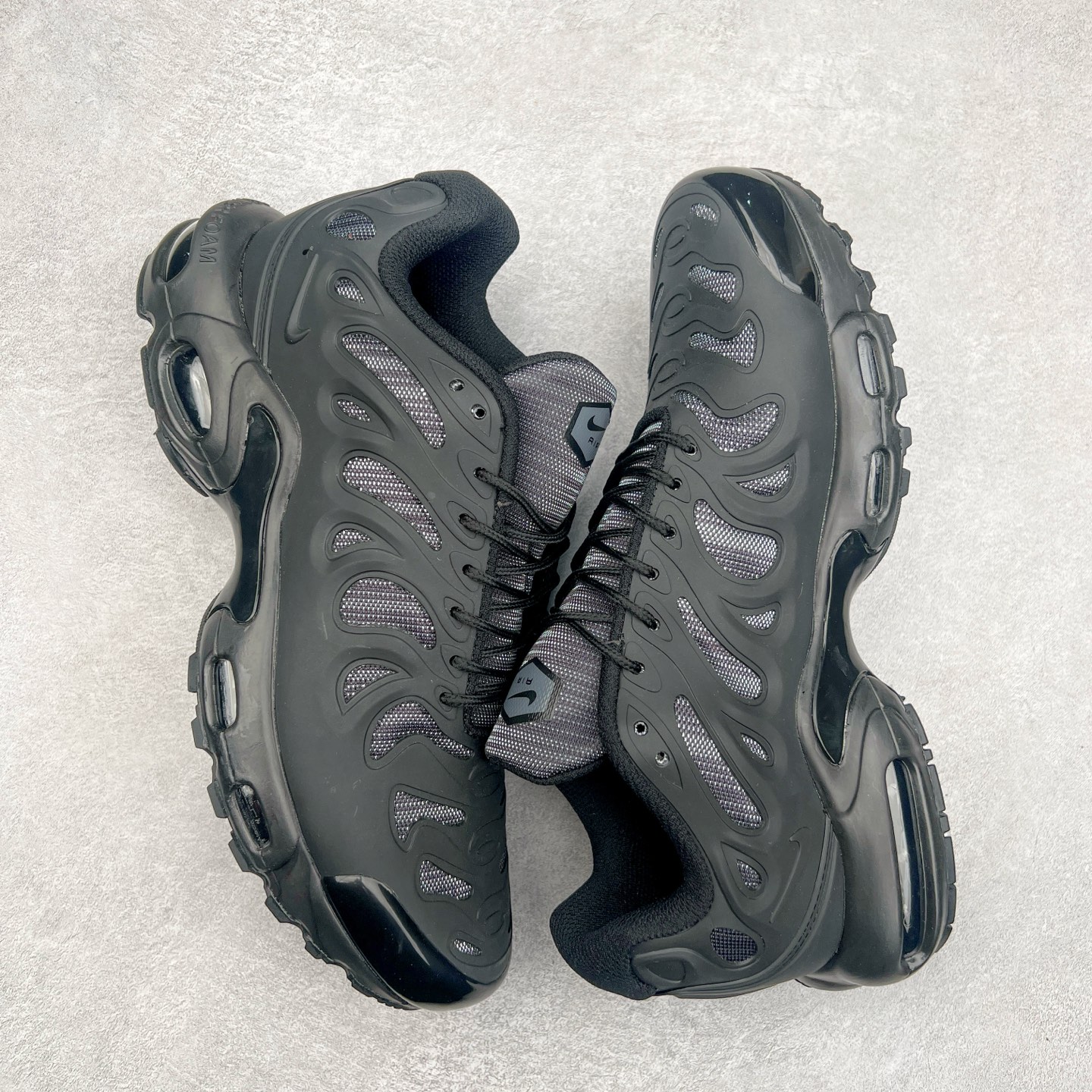 图片[3]-＃MX NK Air Max Plus Drift 复古气垫跑鞋 FD4748-001 中底造型大部分保留，仅在前段追加了加固上翻 鞋面的经典轮廓得以重塑 带来更契合现代审美的外观 整双鞋采用撞色妆点 鞋面采用网眼布和皮革材质打造 鞋舌处带有 3M 反光科技 鞋垫处和鞋后跟印有 “TN” 字样 彰显鞋款身份 配置方面中底搭载 Air Max 科技 保证了日常穿着的缓震性 尺码：36 36.5 37.5 38 38.5 39 40 40.5 41 42 42.5 43 44 44.5 45-选品中心