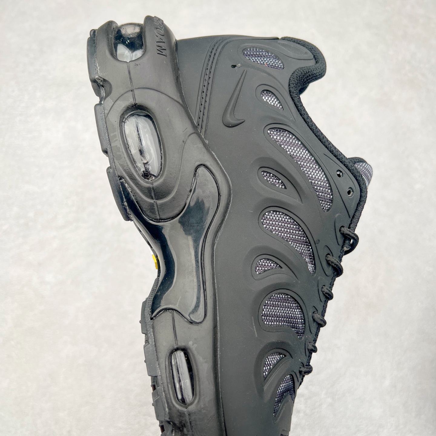 图片[6]-＃MX NK Air Max Plus Drift 复古气垫跑鞋 FD4748-001 中底造型大部分保留，仅在前段追加了加固上翻 鞋面的经典轮廓得以重塑 带来更契合现代审美的外观 整双鞋采用撞色妆点 鞋面采用网眼布和皮革材质打造 鞋舌处带有 3M 反光科技 鞋垫处和鞋后跟印有 “TN” 字样 彰显鞋款身份 配置方面中底搭载 Air Max 科技 保证了日常穿着的缓震性 尺码：36 36.5 37.5 38 38.5 39 40 40.5 41 42 42.5 43 44 44.5 45-选品中心