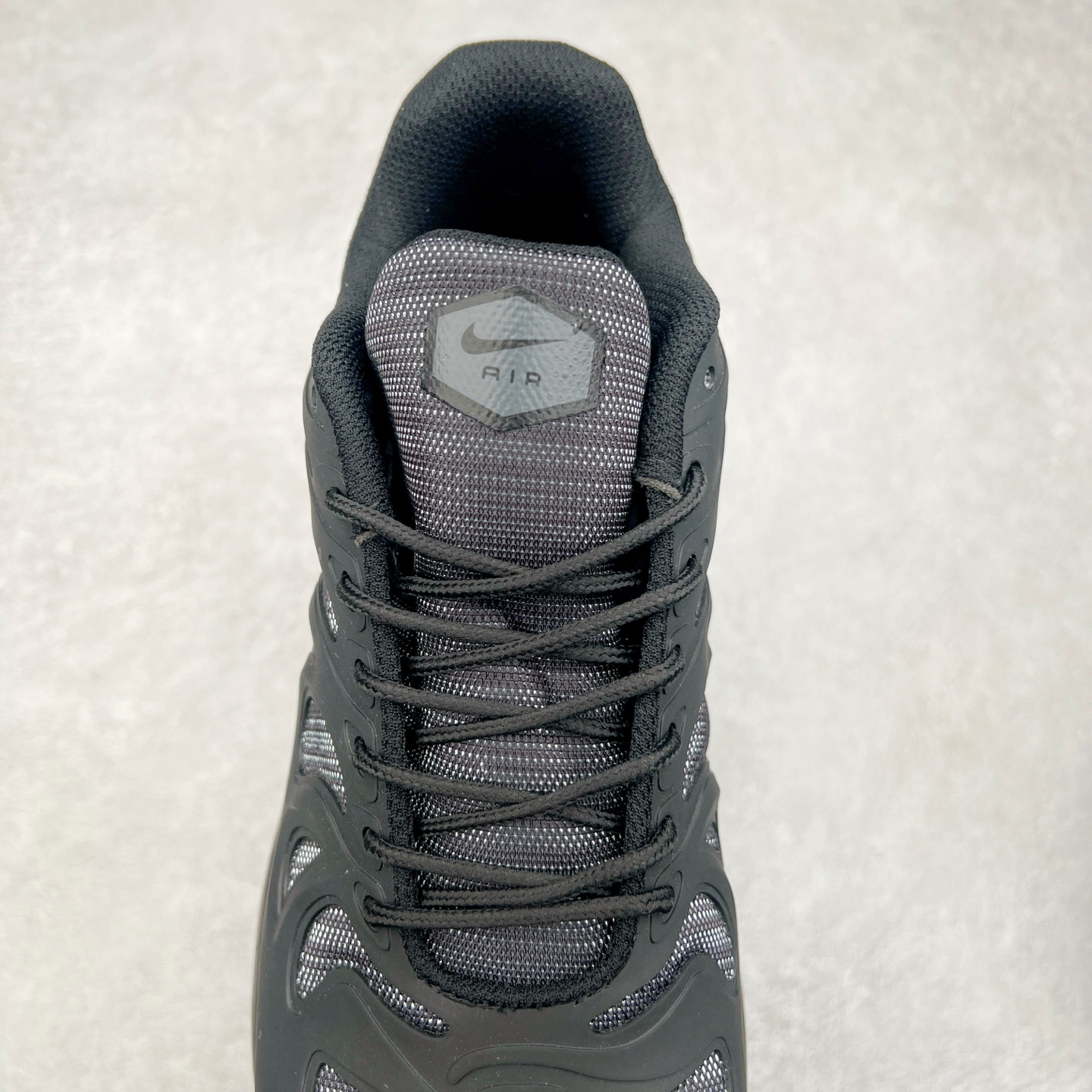 图片[5]-＃MX NK Air Max Plus Drift 复古气垫跑鞋 FD4748-001 中底造型大部分保留，仅在前段追加了加固上翻 鞋面的经典轮廓得以重塑 带来更契合现代审美的外观 整双鞋采用撞色妆点 鞋面采用网眼布和皮革材质打造 鞋舌处带有 3M 反光科技 鞋垫处和鞋后跟印有 “TN” 字样 彰显鞋款身份 配置方面中底搭载 Air Max 科技 保证了日常穿着的缓震性 尺码：36 36.5 37.5 38 38.5 39 40 40.5 41 42 42.5 43 44 44.5 45-选品中心