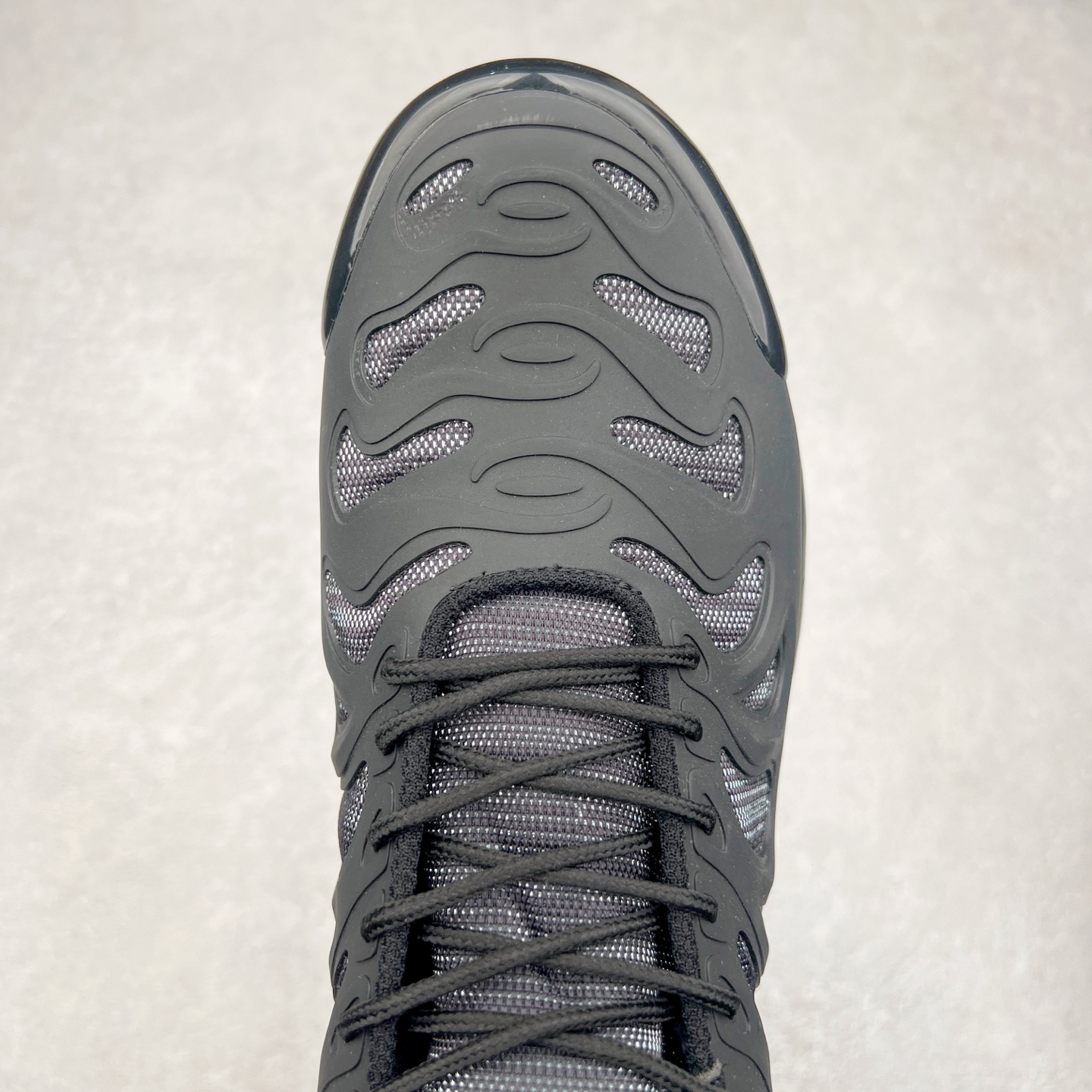 图片[4]-＃MX NK Air Max Plus Drift 复古气垫跑鞋 FD4748-001 中底造型大部分保留，仅在前段追加了加固上翻 鞋面的经典轮廓得以重塑 带来更契合现代审美的外观 整双鞋采用撞色妆点 鞋面采用网眼布和皮革材质打造 鞋舌处带有 3M 反光科技 鞋垫处和鞋后跟印有 “TN” 字样 彰显鞋款身份 配置方面中底搭载 Air Max 科技 保证了日常穿着的缓震性 尺码：36 36.5 37.5 38 38.5 39 40 40.5 41 42 42.5 43 44 44.5 45-选品中心