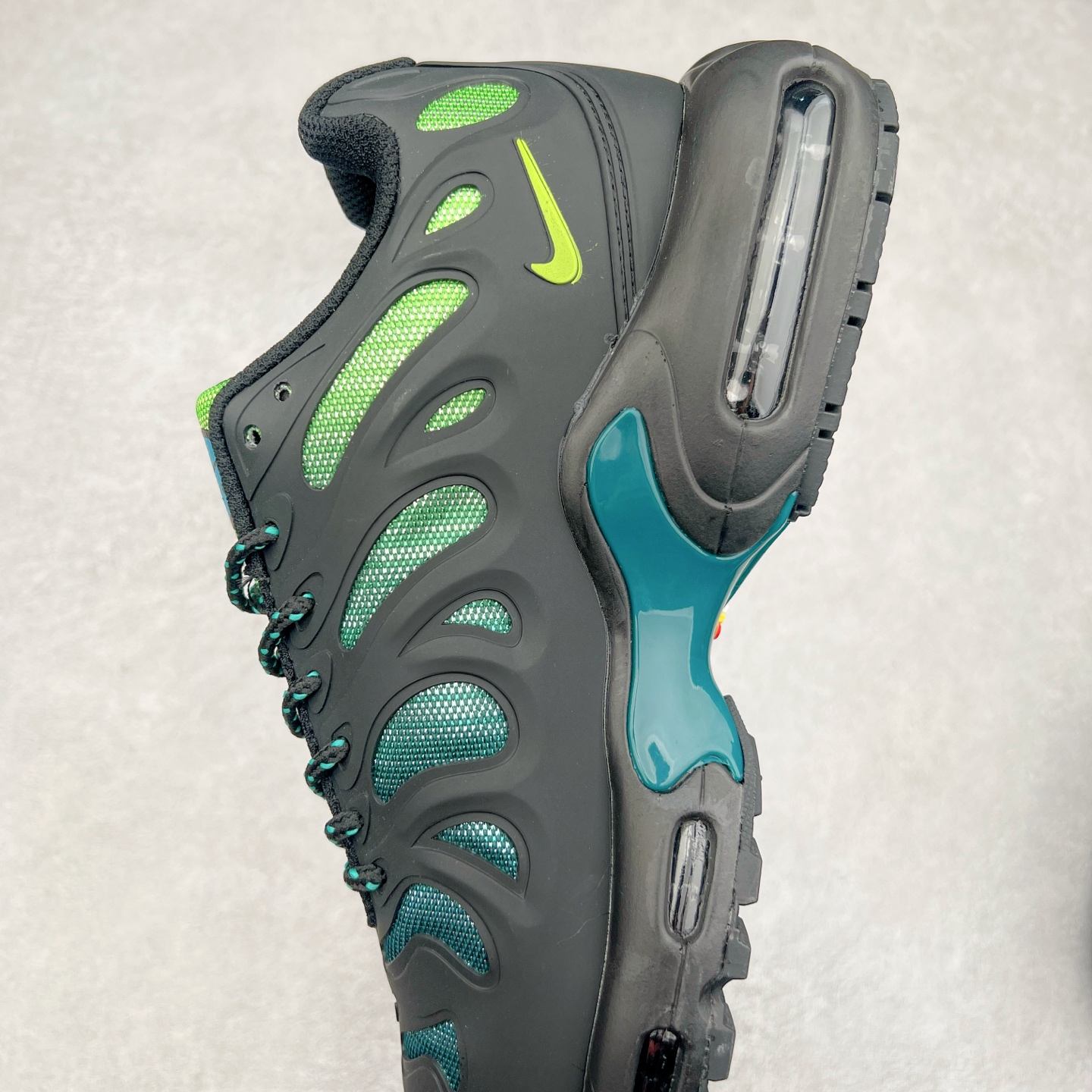 图片[7]-＃MX NK Air Max Plus Drift 复古气垫跑鞋 FD4748-011 中底造型大部分保留，仅在前段追加了加固上翻 鞋面的经典轮廓得以重塑 带来更契合现代审美的外观 整双鞋采用撞色妆点 鞋面采用网眼布和皮革材质打造 鞋舌处带有 3M 反光科技 鞋垫处和鞋后跟印有 “TN” 字样 彰显鞋款身份 配置方面中底搭载 Air Max 科技 保证了日常穿着的缓震性 尺码：36 36.5 37.5 38 38.5 39 40 40.5 41 42 42.5 43 44 44.5 45-选品中心