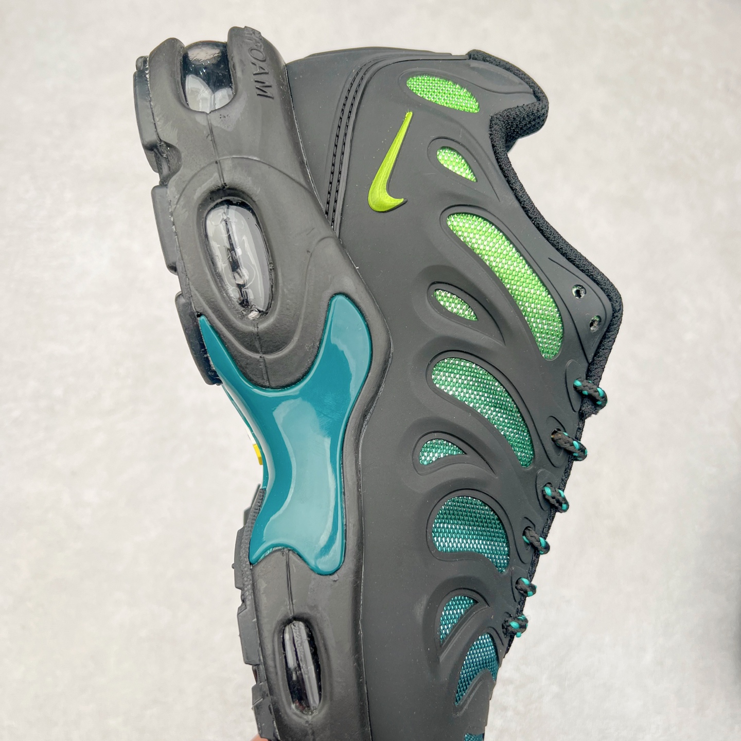 图片[6]-＃MX NK Air Max Plus Drift 复古气垫跑鞋 FD4748-011 中底造型大部分保留，仅在前段追加了加固上翻 鞋面的经典轮廓得以重塑 带来更契合现代审美的外观 整双鞋采用撞色妆点 鞋面采用网眼布和皮革材质打造 鞋舌处带有 3M 反光科技 鞋垫处和鞋后跟印有 “TN” 字样 彰显鞋款身份 配置方面中底搭载 Air Max 科技 保证了日常穿着的缓震性 尺码：36 36.5 37.5 38 38.5 39 40 40.5 41 42 42.5 43 44 44.5 45-选品中心